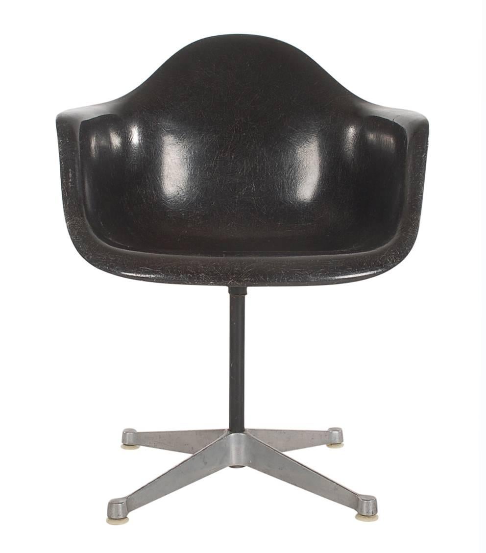 Here we have an iconic design Classic from the Mid-Century Modern period. This vintage fiberglass shell chair was designed by Charles Eames and produced by Herman Miller, circa 1972. In a very uncommon jet black shell color. These chairs are sold
