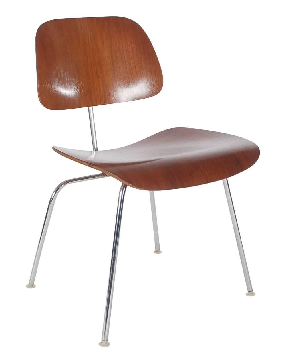 An iconic plywood chair designed by the great Charles Eames for Herman Miller. This chair features ash plywood seat and back with steel framing. All original, nice early example.