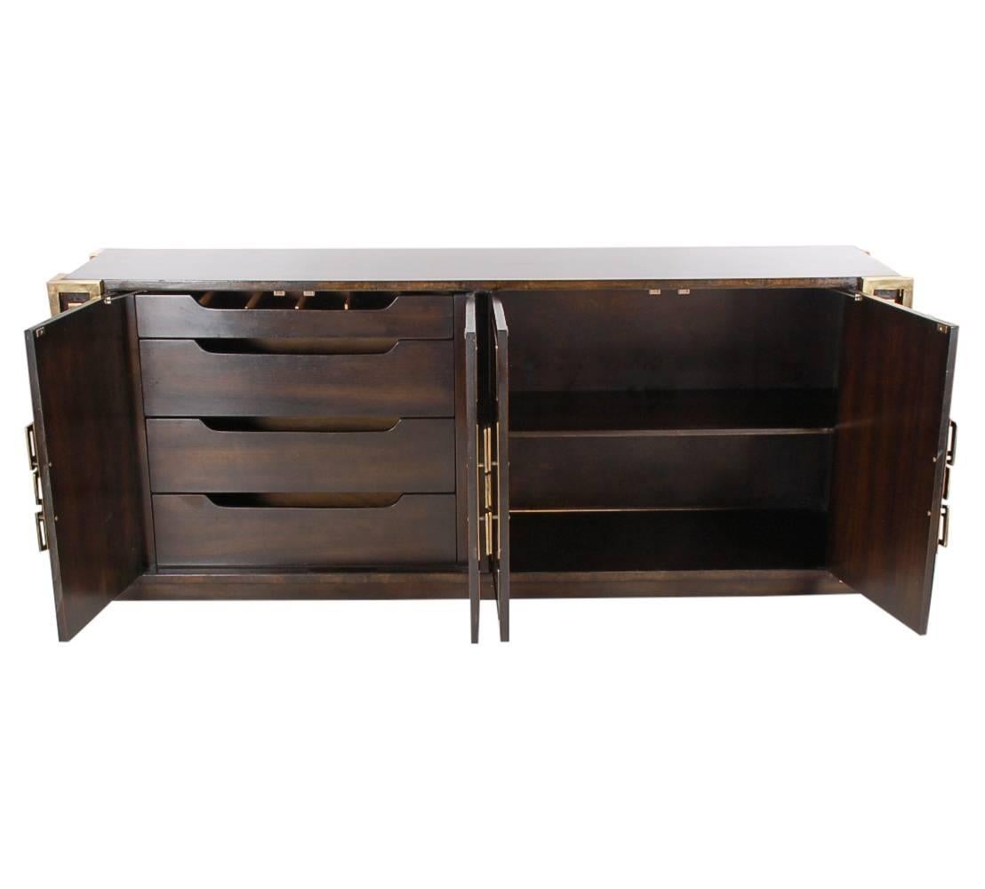 Mastercraft Hollywood Regency Chinoiserie Brass & Burled Elm Credenza or Dresser In Excellent Condition For Sale In Philadelphia, PA