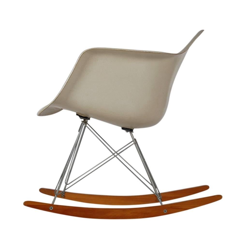 An iconic Classic designed by Charles Eames and produced by Herman Miller in the 1950s. The chair features a molded fiberglass shell, zinc base, with birch runners. Manufacturers stamp.