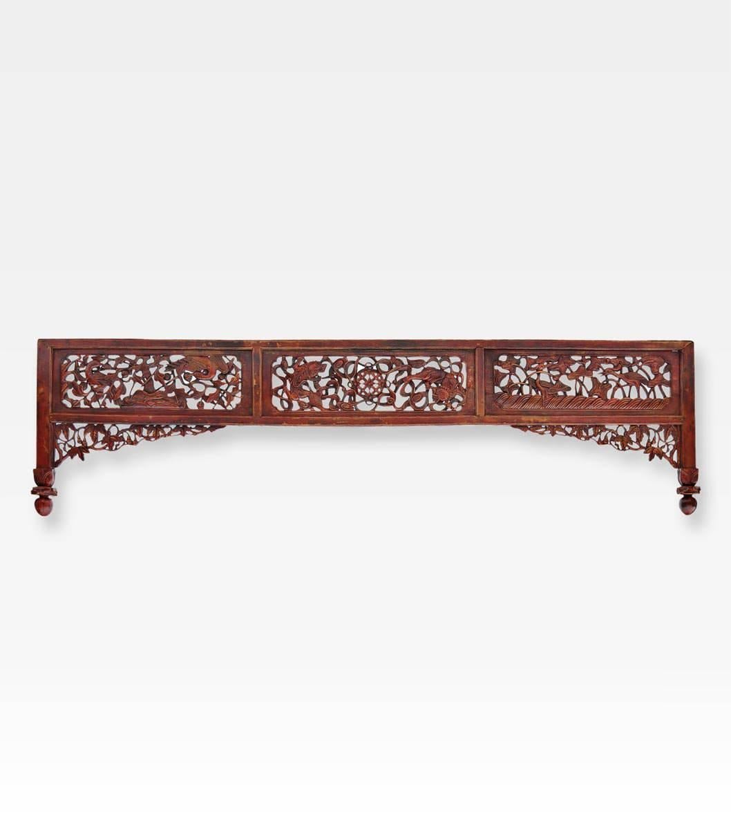 On can see the beauty of this canopy bed at the first side. An elegant piece whose harmony is created by the perfect balance between minimal and precious lines, emptiness and grandeur. The canopy frame starts from the simple bottom lines to