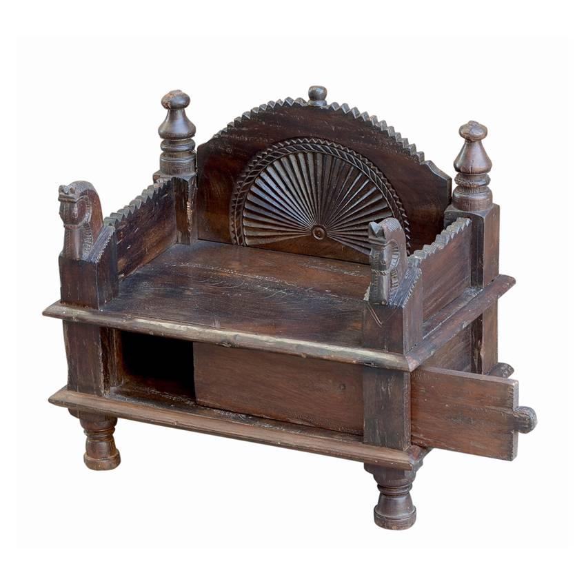 This small throne tells the history and ancient traditions of Indian people.
Made of fine hand-carved teakwood, with two horse heads and a precious frieze on the back of the seat. There is also a small compartment originally used to storage