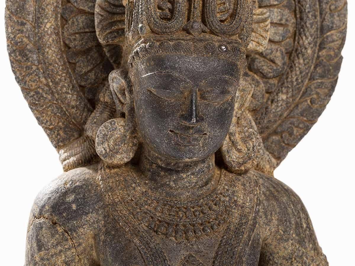 Body and head richly adorned with precious jewelry and garments, the head framed by a circular nimbus.
Meditative facial expression with an indicated smile and elongated earlobes.
Very finely carved.
Vishnu is one of the most important divine forms