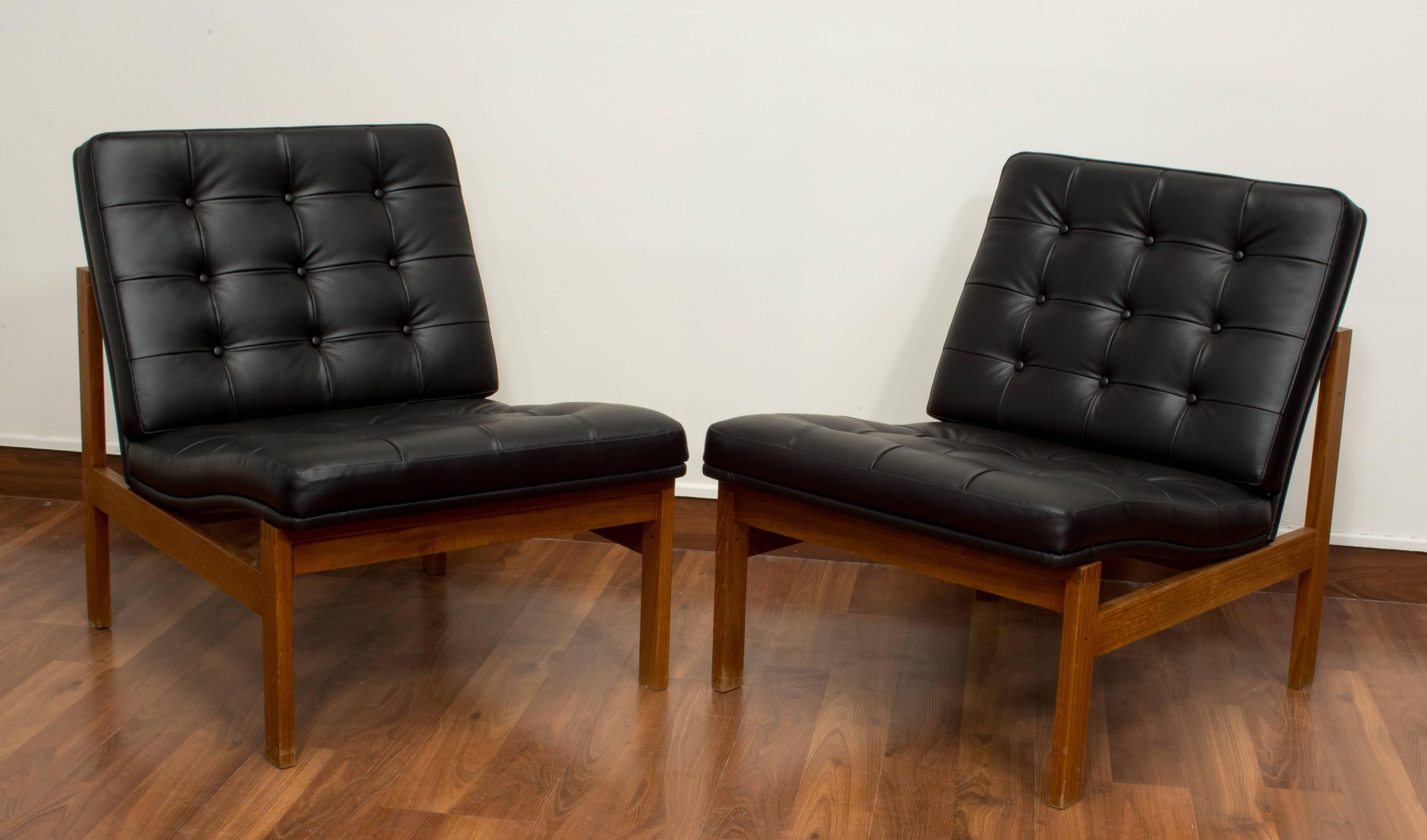 Modular Chairs of Teak Covered with Black, Buttoned Leather In Excellent Condition In Ottawa, ON