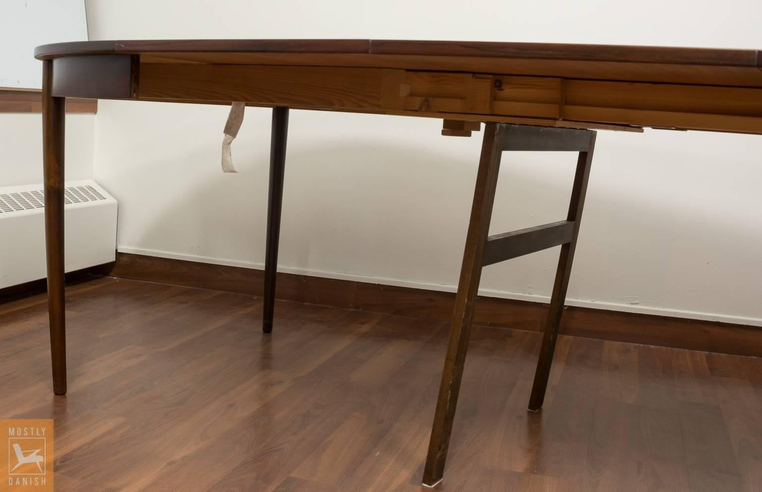 Round Dining Table Veneered Rosewood with Extensions In Good Condition In Ottawa, ON
