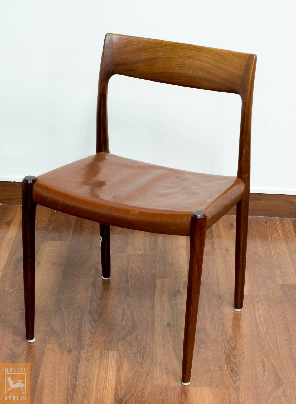 Opulent N. O. Møller model 77 dining chairs in rosewood with original leather. Set of six produced by J.L. Møllers Møbelfabrik, 