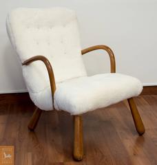 Armchair inspired by Philip Arctander's Clam Chair, in sheepskin and beech