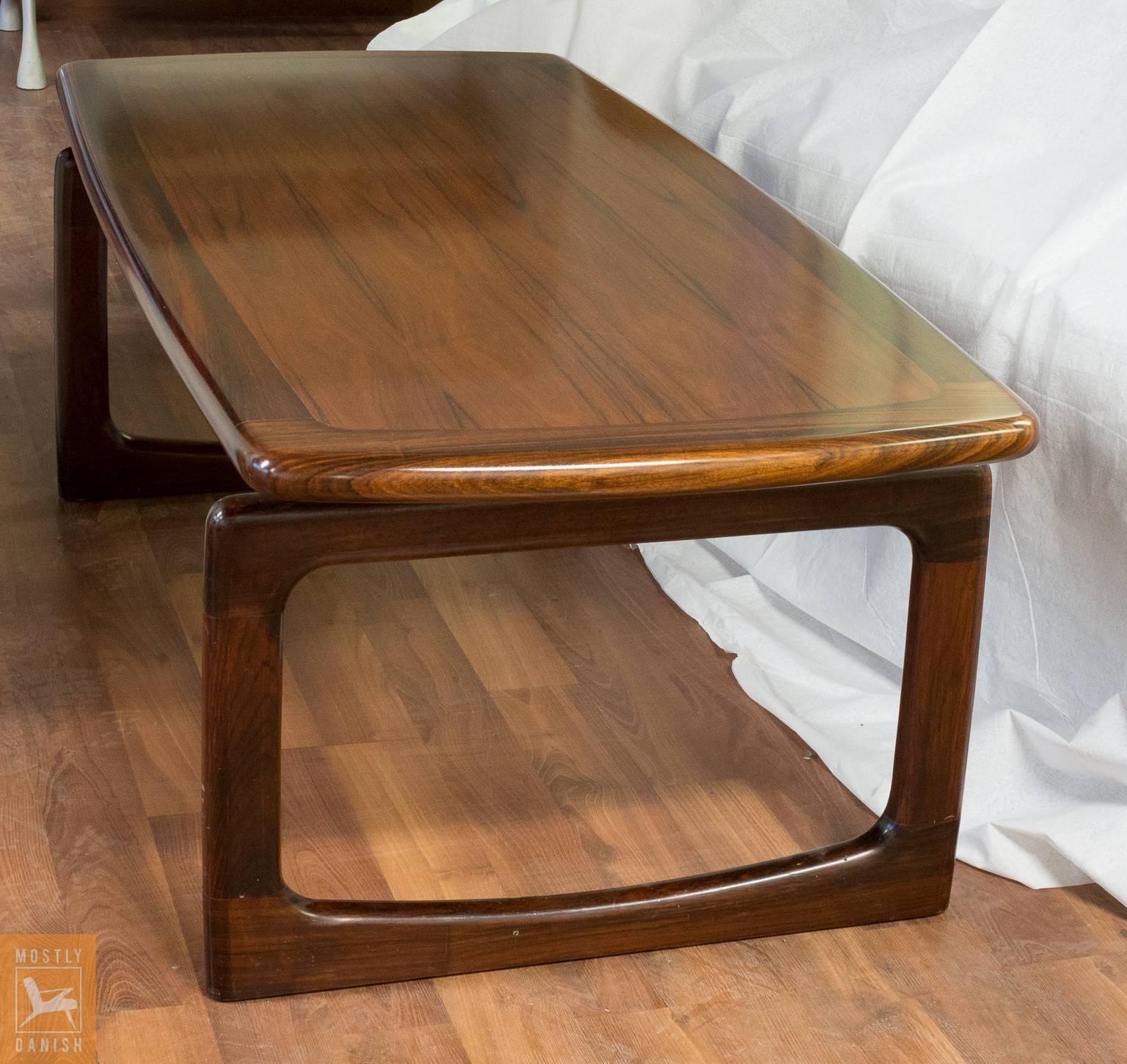 Exquisite Rosewood Coffee Table by Dyrlund In Excellent Condition For Sale In Ottawa, ON