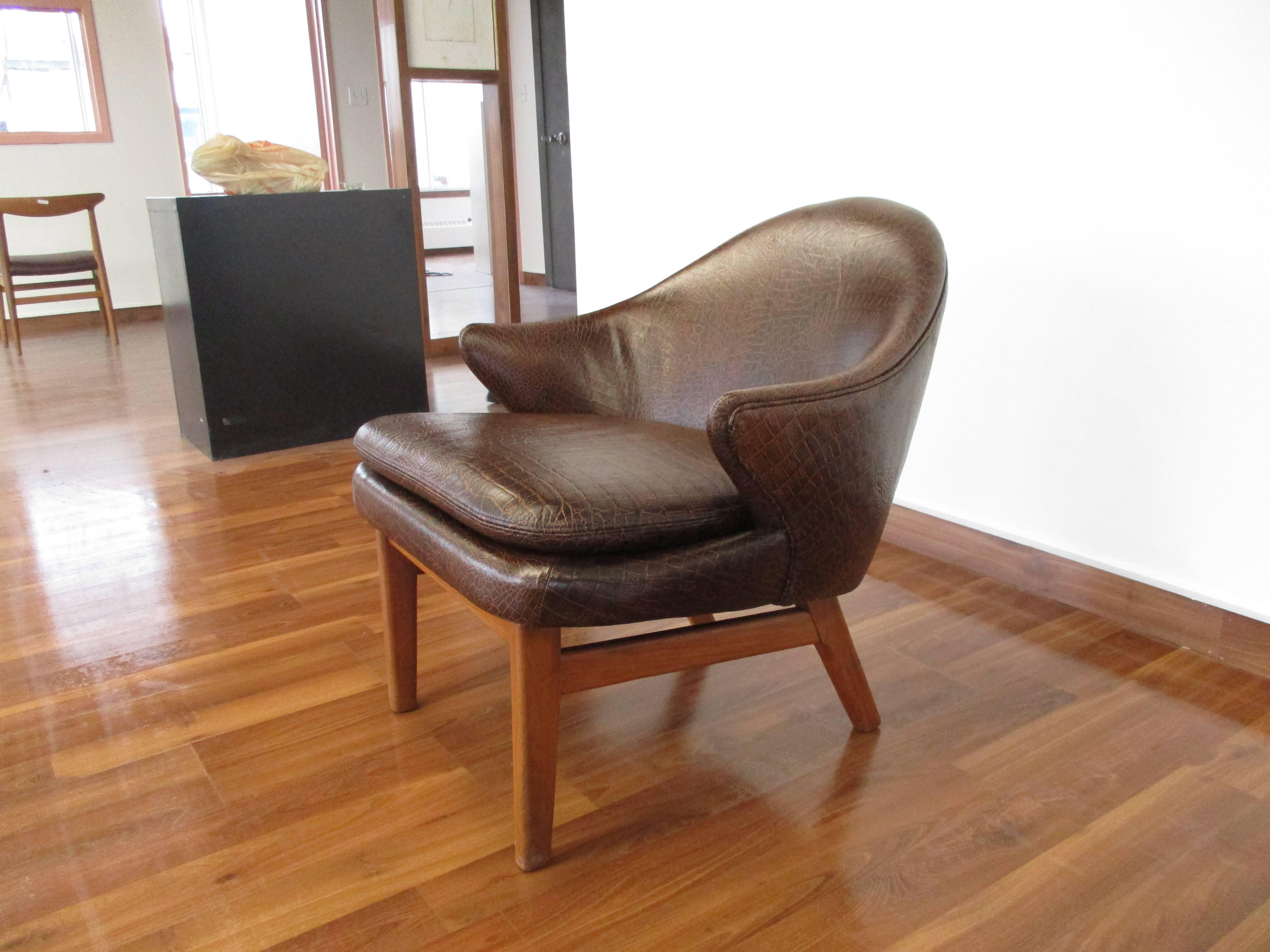 Mid-20th Century Elegant Kurt Olsen Armchair in Teak and Alligator Print Leather For Sale