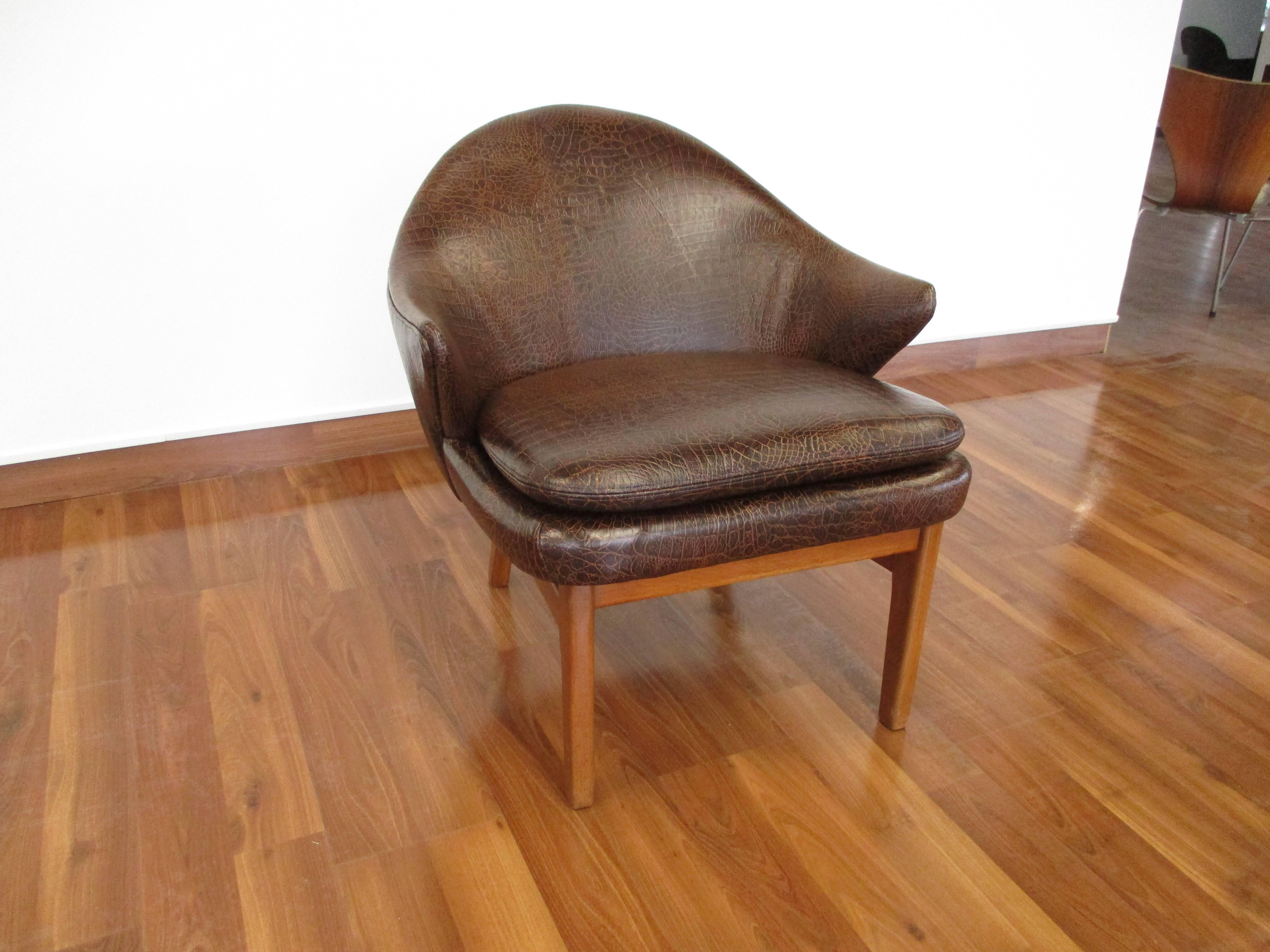 Elegant Kurt Olsen Armchair in Teak and Alligator Print Leather In Excellent Condition For Sale In Ottawa, ON