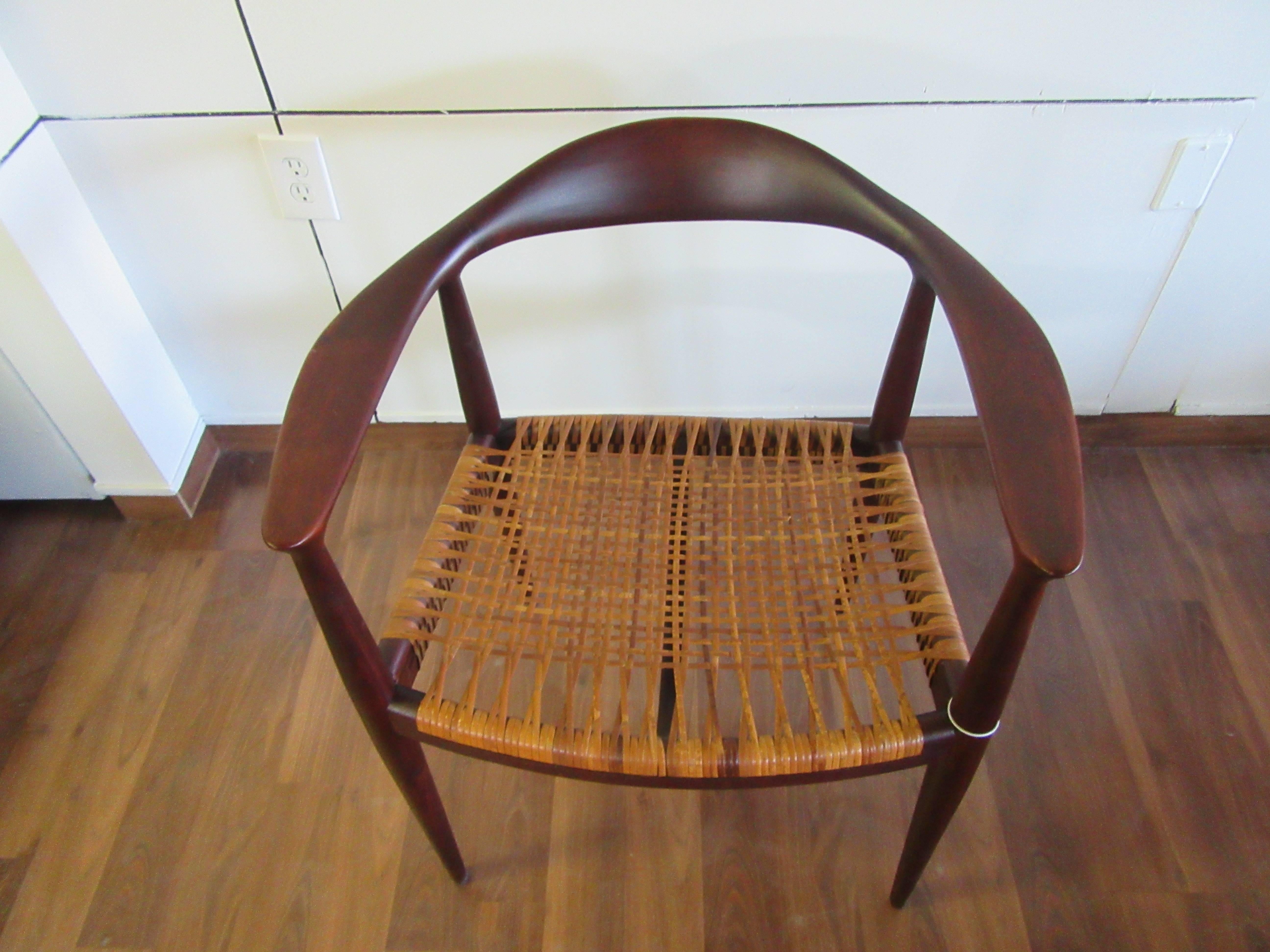 Round Chair In Good Condition For Sale In Ottawa, ON