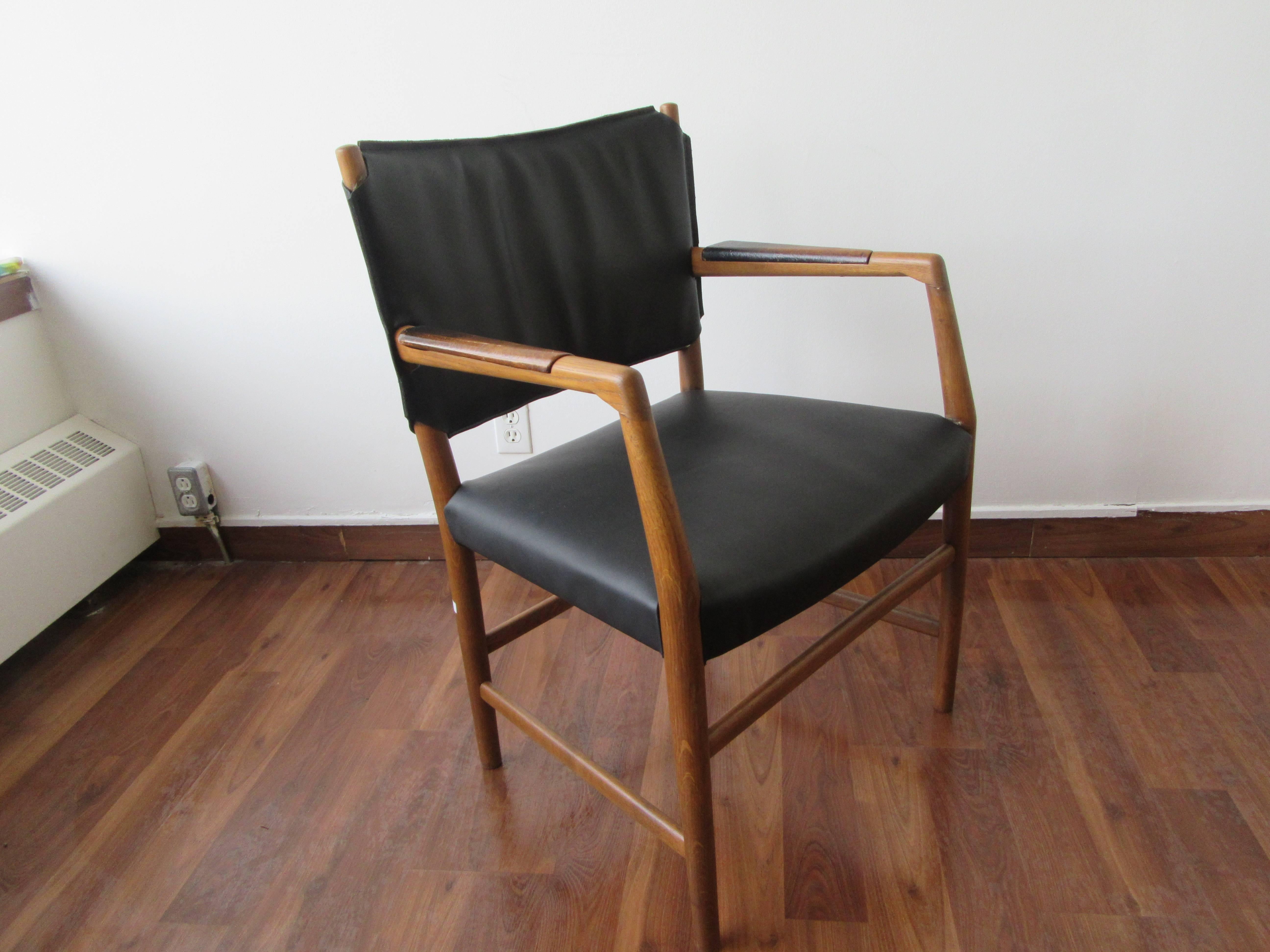 The Aarhus City Hall chair in oak and new black leather was designed by Hans Wegner for Plan Mobler in the 1940s specifically for Aarhus City Hall.
