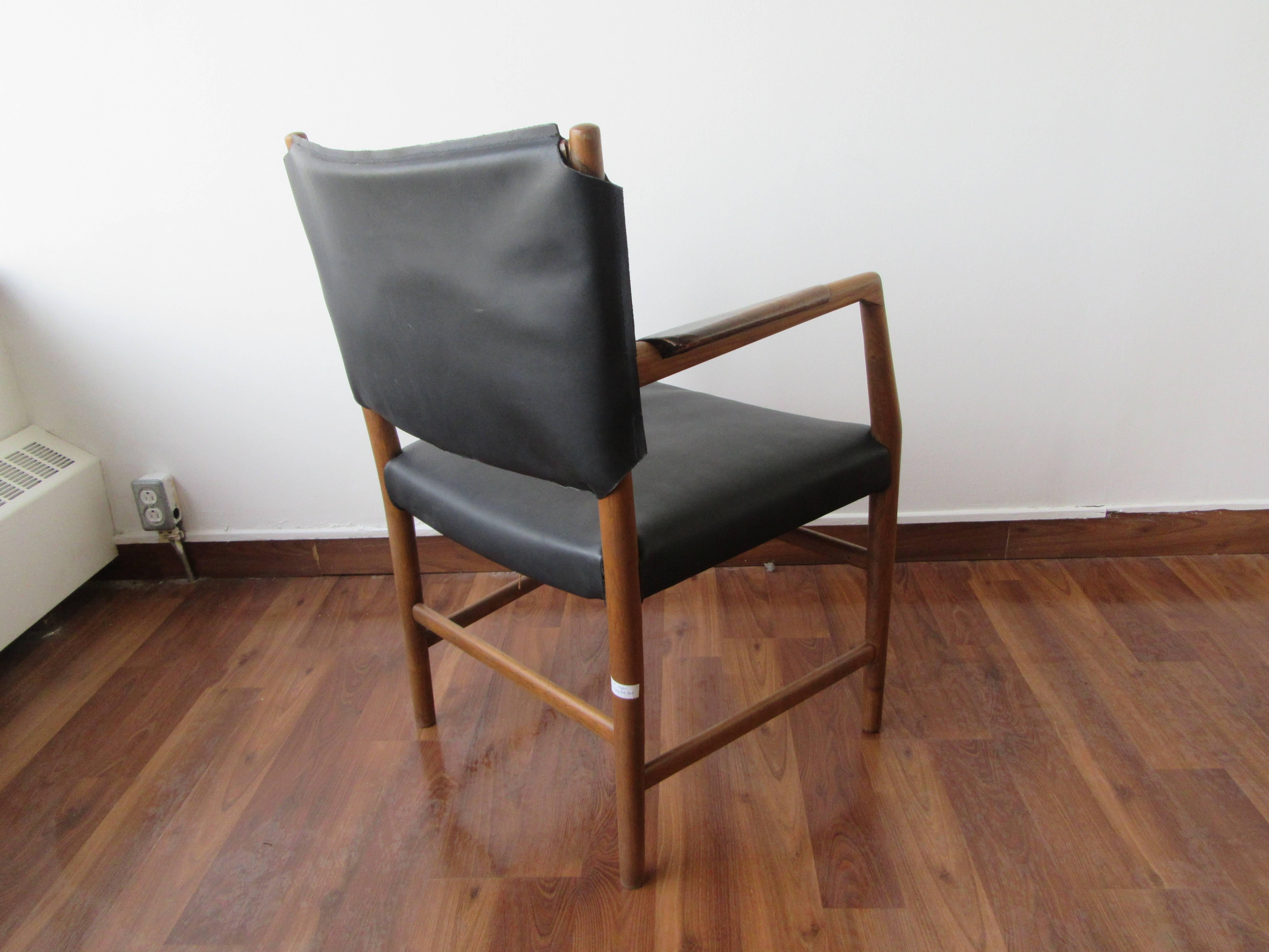 Mid-Century Modern Pair of Aarhus City Hall Chairs by Hans Wegner Reupholstered in Black Leather For Sale