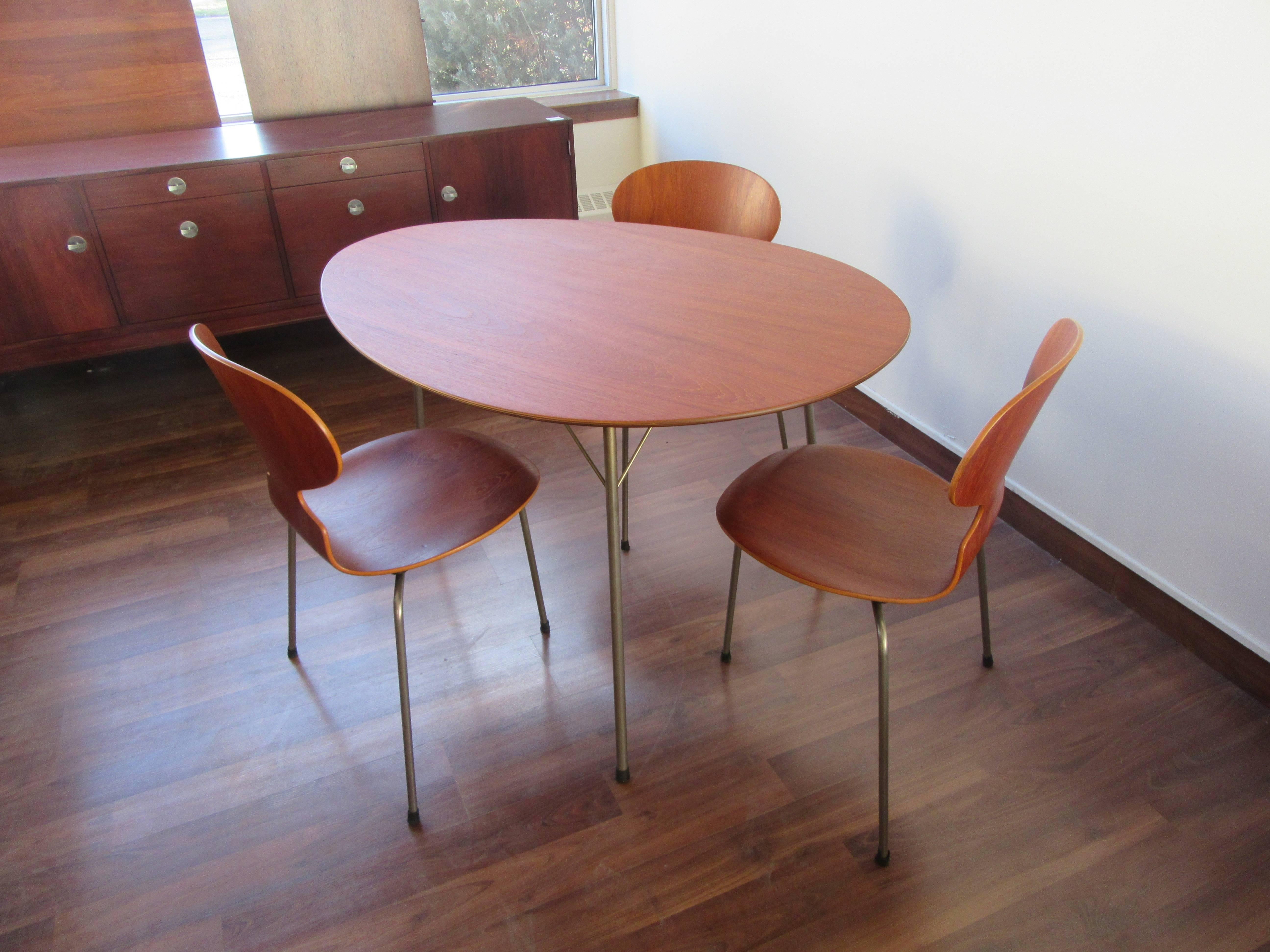 Spectacular three legged ant table with three ant chairs in teak, featuring  a chromium plated tubular steel frame. Arne Jacobsen Model 3603 original 1950s production, mint condition. Maker's logo on frame.