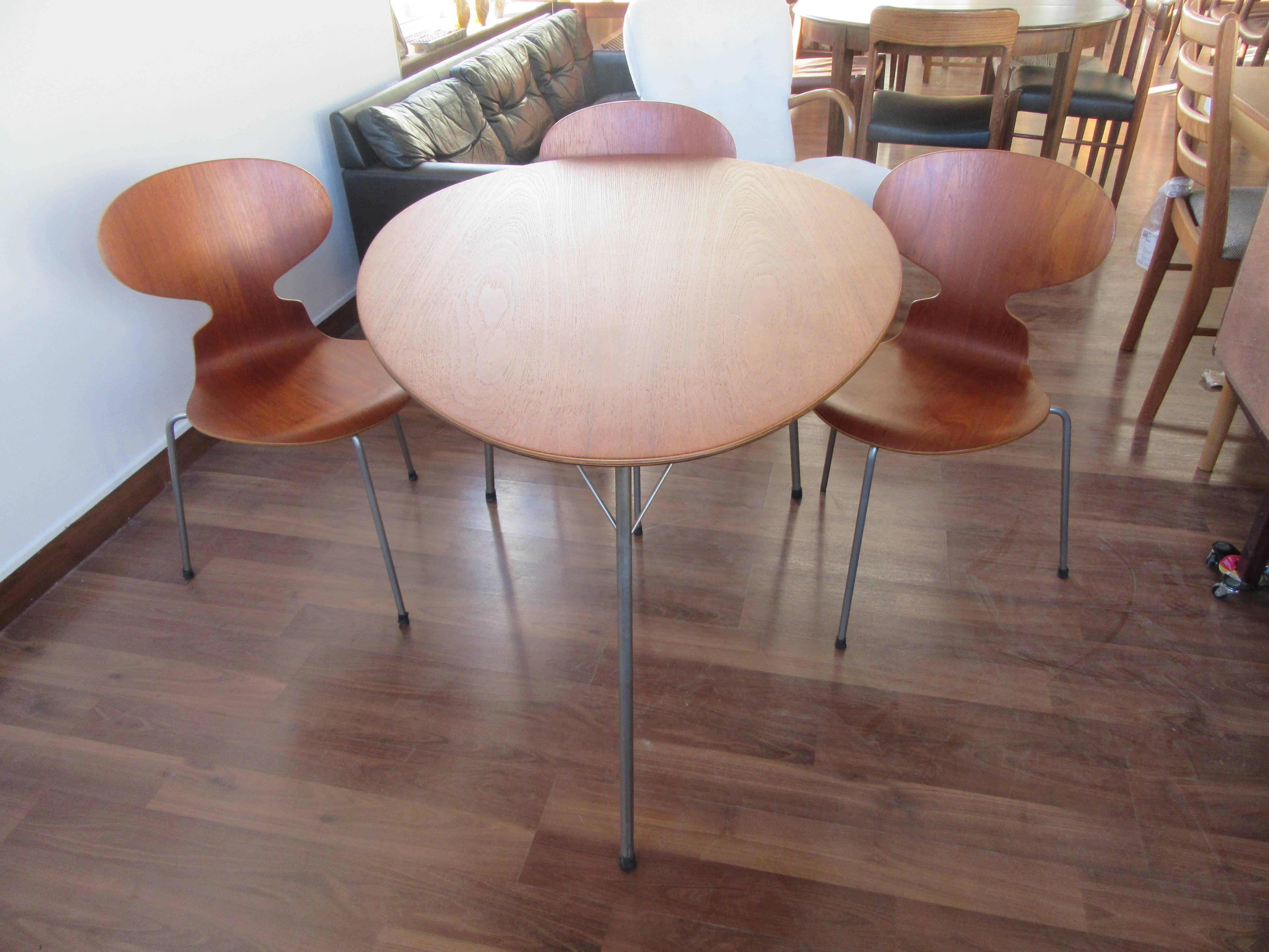 Danish Pristine Three-Legged Ant Table Set in Teak with Three Chairs by Arne Jacobsen For Sale