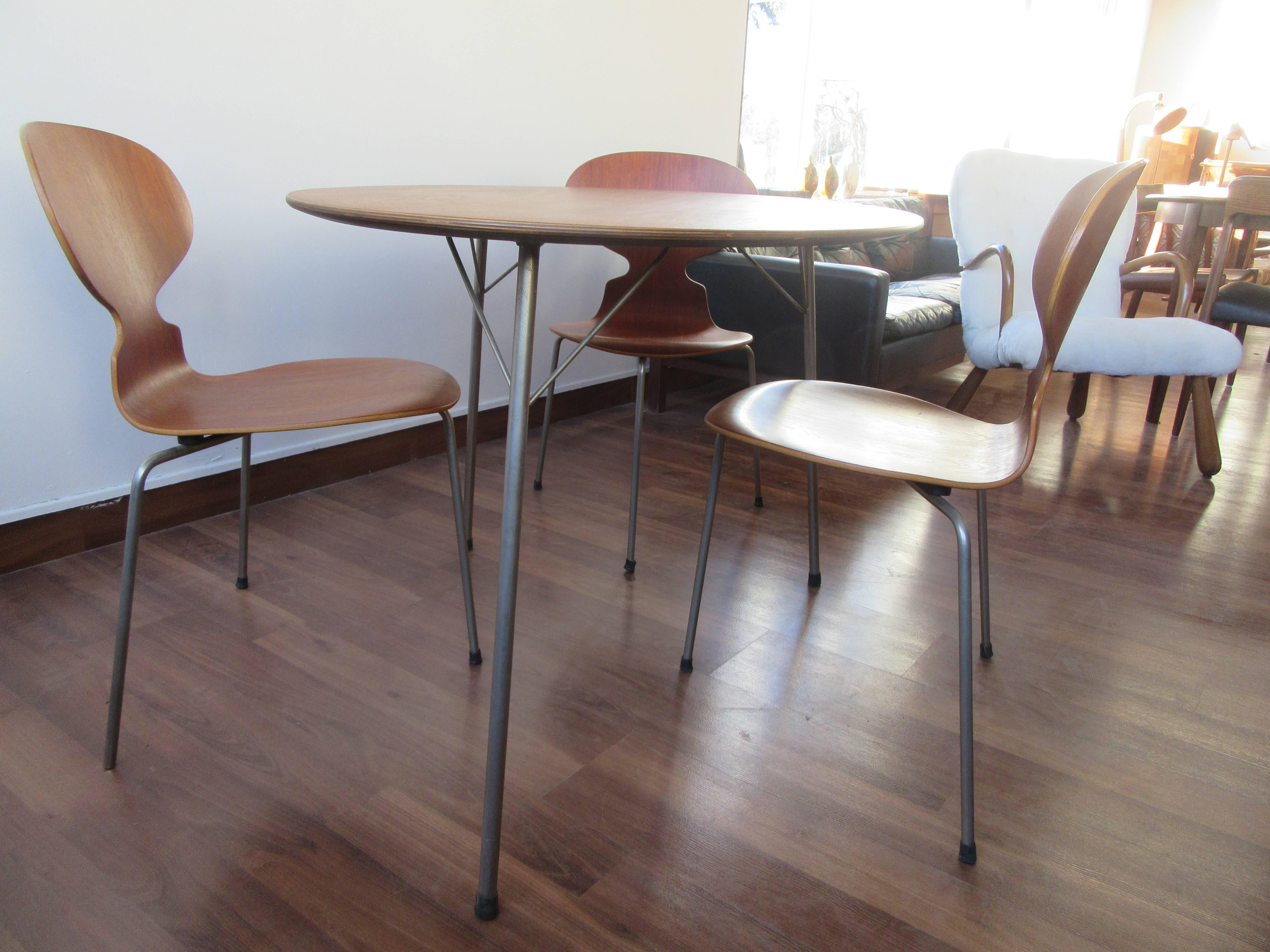 Steel Pristine Three-Legged Ant Table Set in Teak with Three Chairs by Arne Jacobsen For Sale