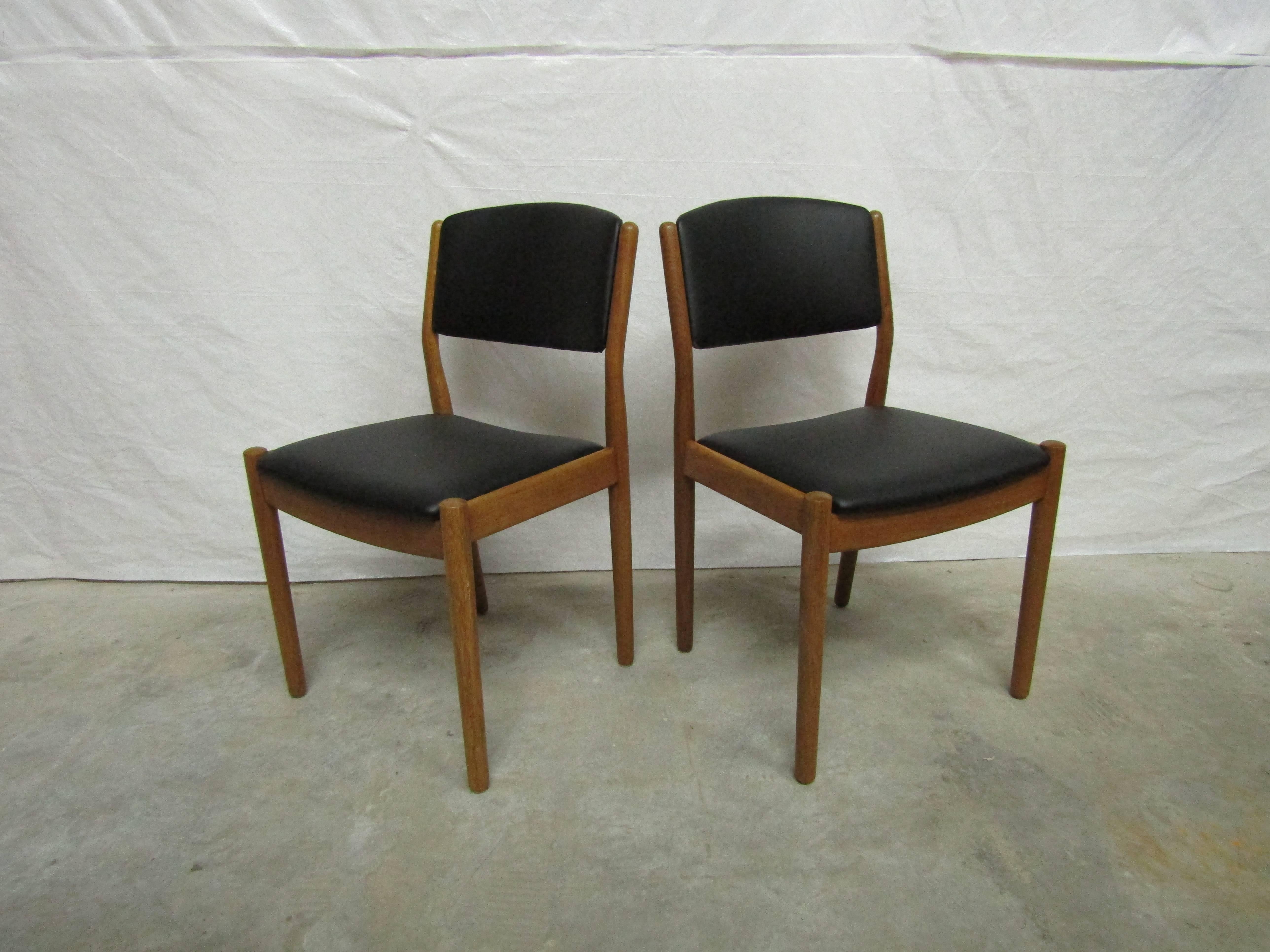 Mid-Century Modern Scandinavian Classic Set of Four Poul Volther J61 Chairs in Oak and Leather For Sale