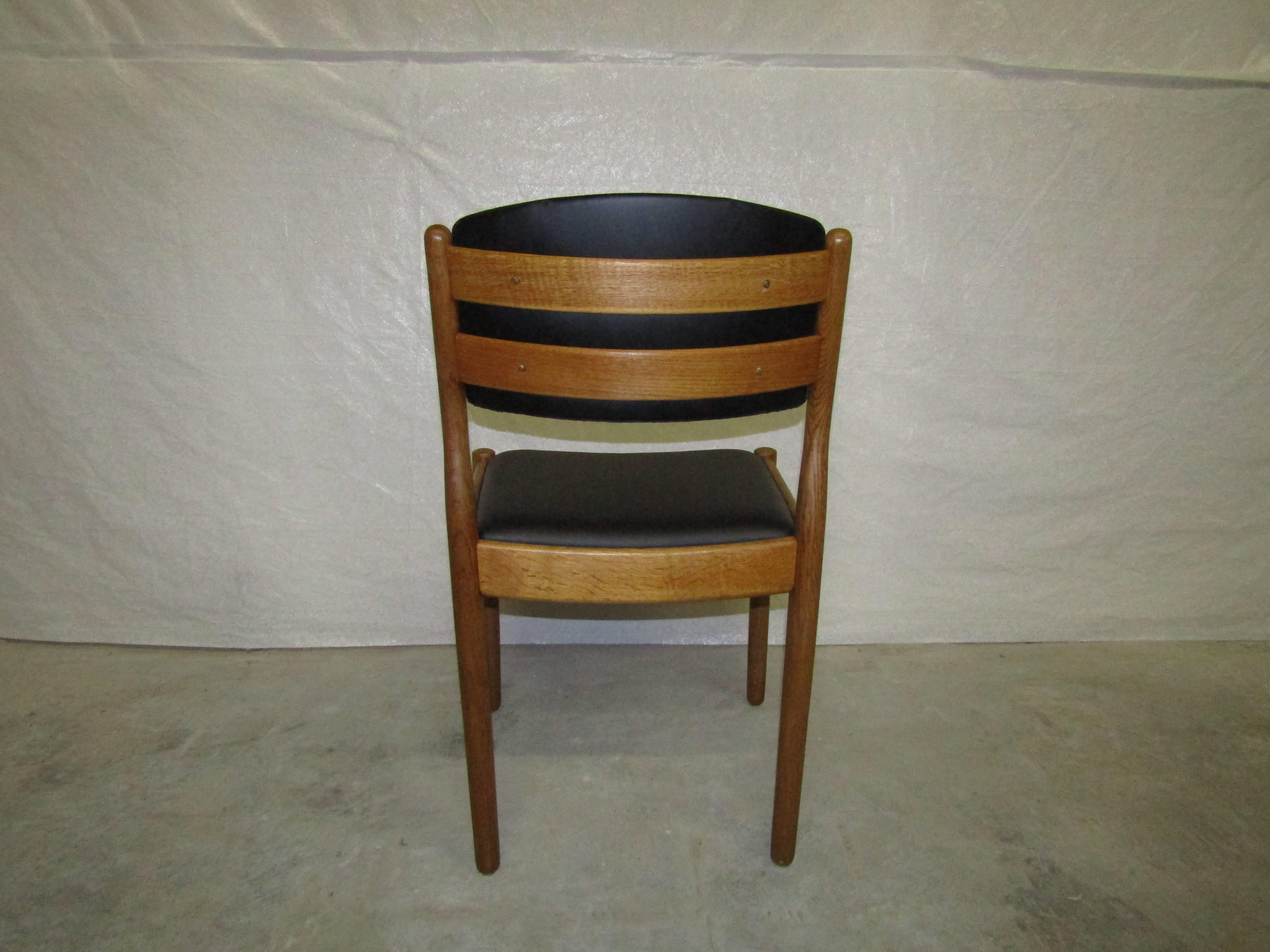 Scandinavian Classic Set of Four Poul Volther J61 Chairs in Oak and Leather In Excellent Condition For Sale In Ottawa, ON