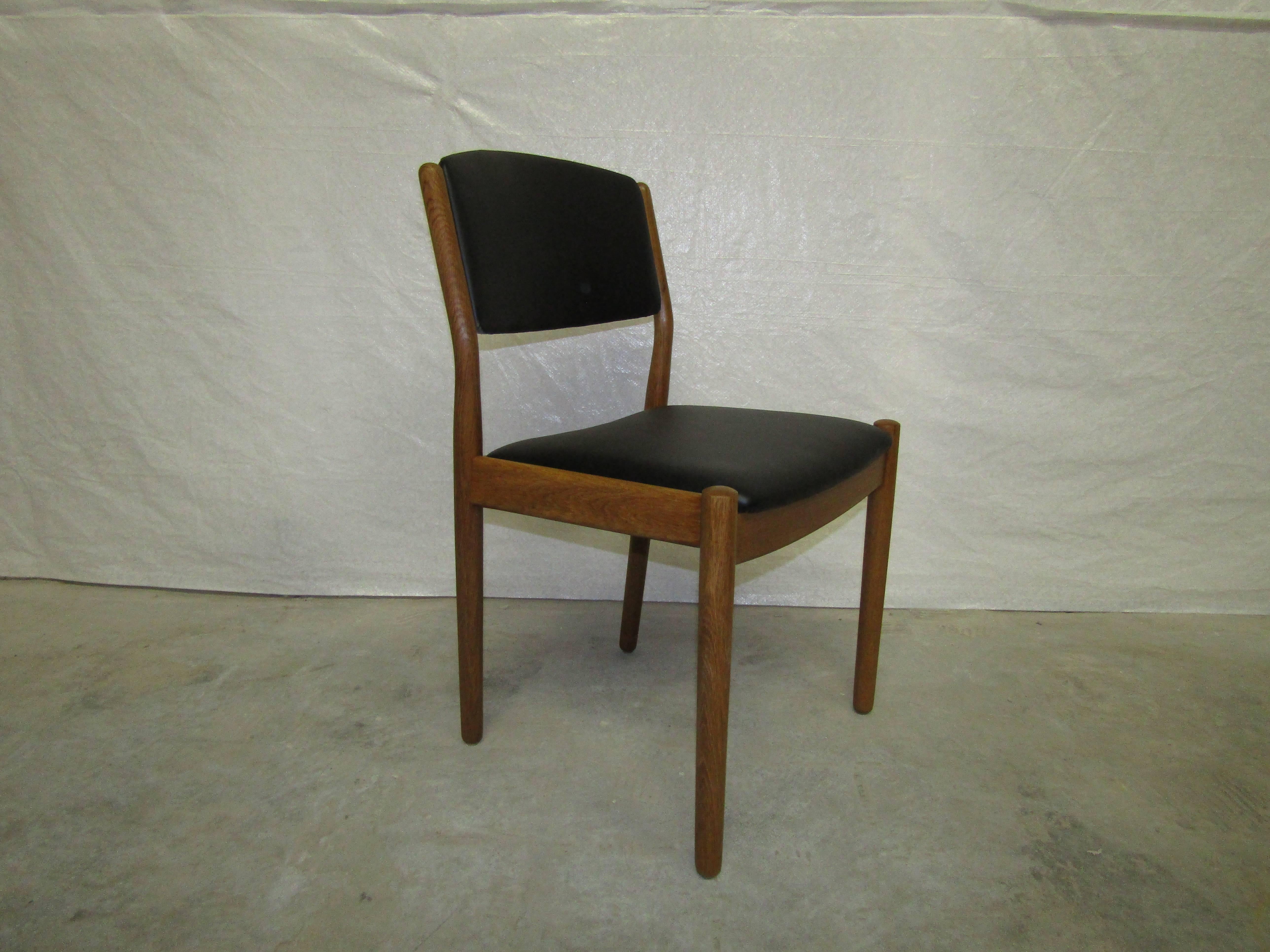 Scandinavian Classic Set of Four Poul Volther J61 Chairs in Oak and Leather For Sale 2