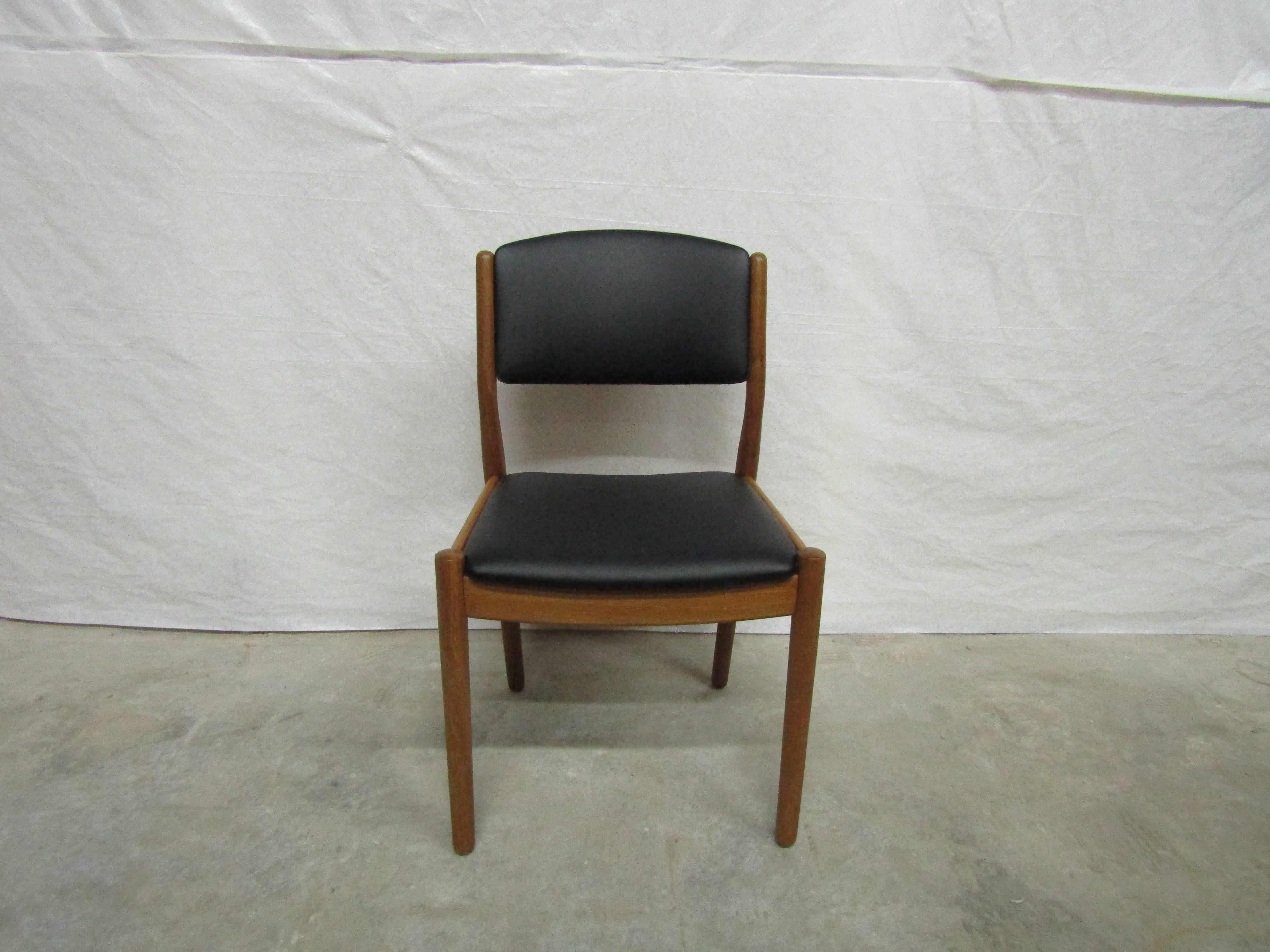 Scandinavian Classic Set of Four Poul Volther J61 Chairs in Oak and Leather For Sale 3