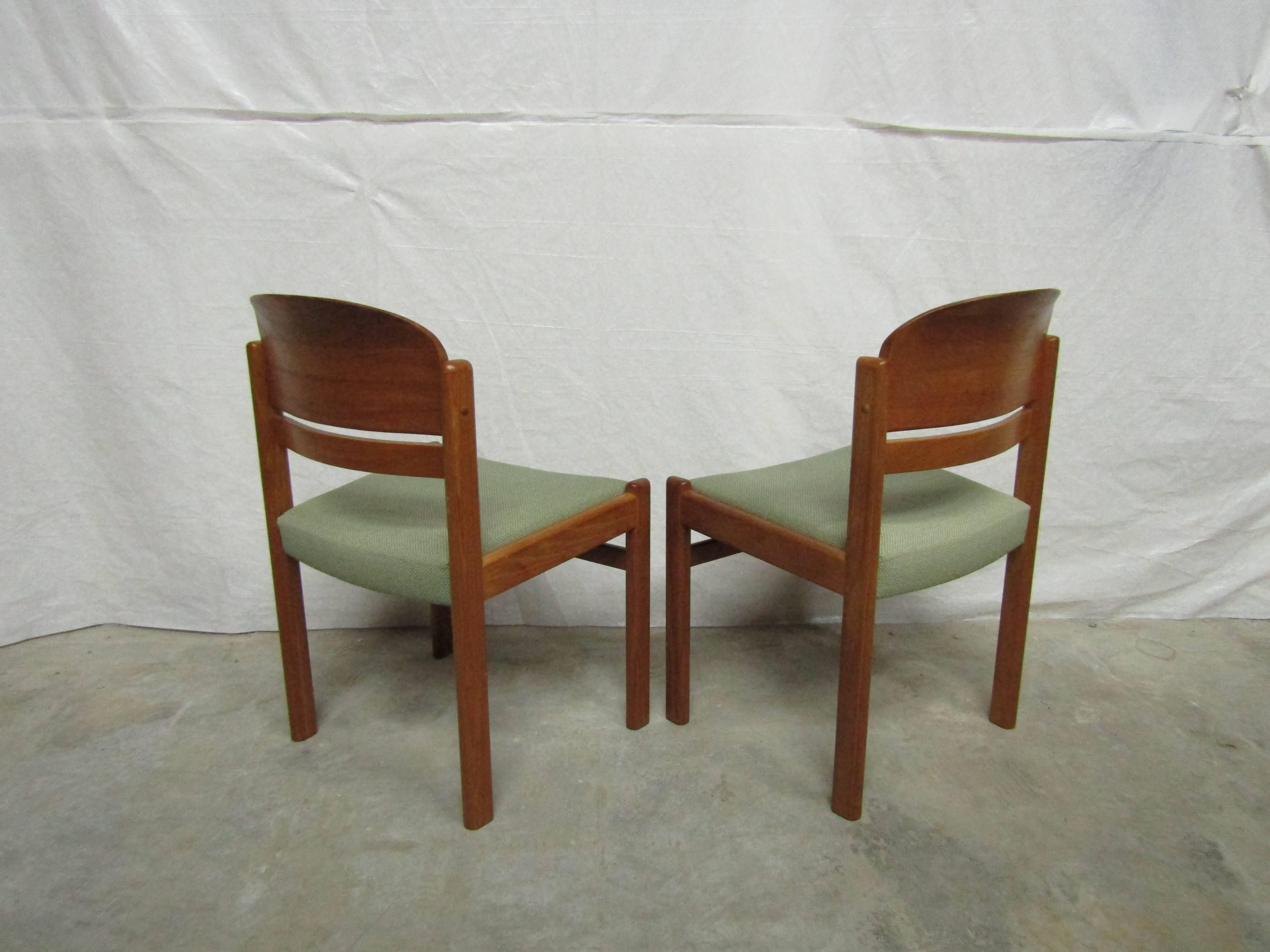 Classic Set of Six Danish Sculptured BackTeak Chairs  In Excellent Condition For Sale In Ottawa, ON