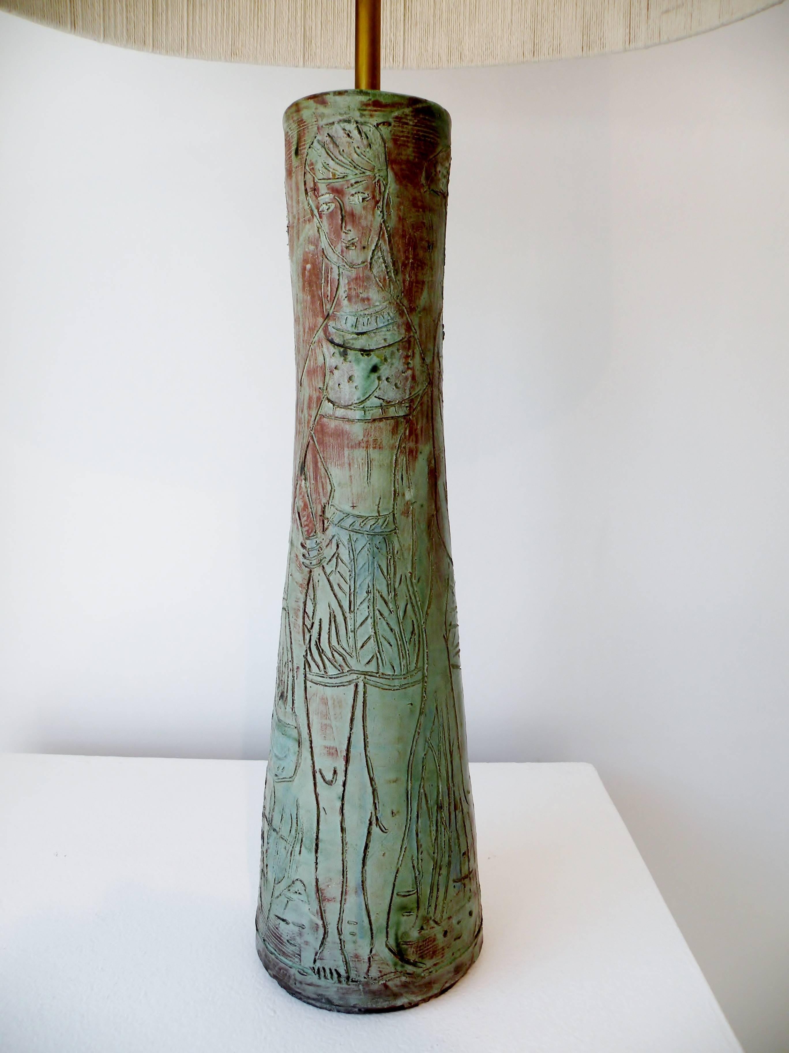 1950s Midcentury Studio Art Pottery Table Lamp Sgraffito Figural Decoration In Good Condition In Denver, CO