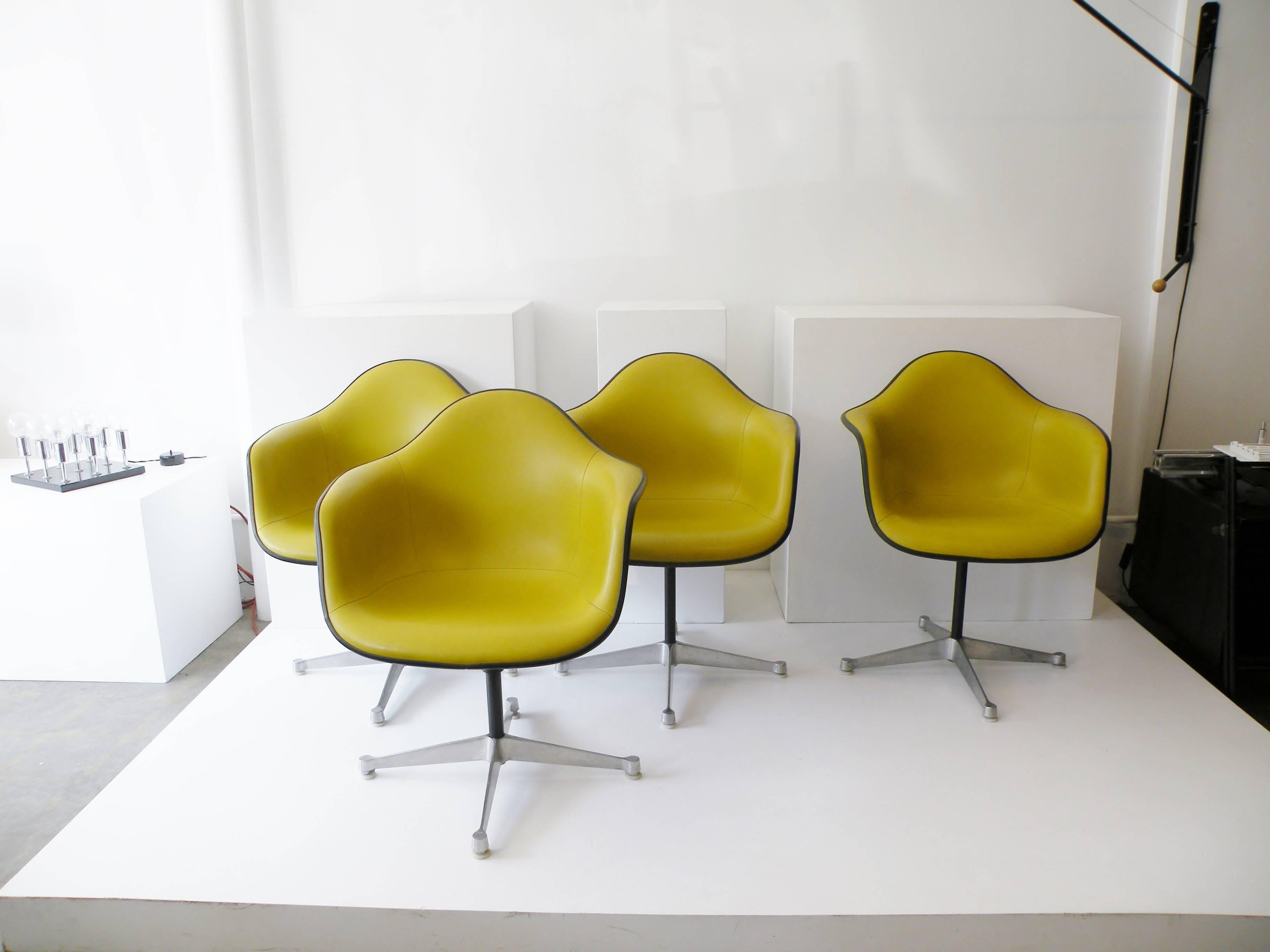 Molded Charles & Ray Eames Herman Miller Set of Four Aluminum Group Shell Armchairs For Sale