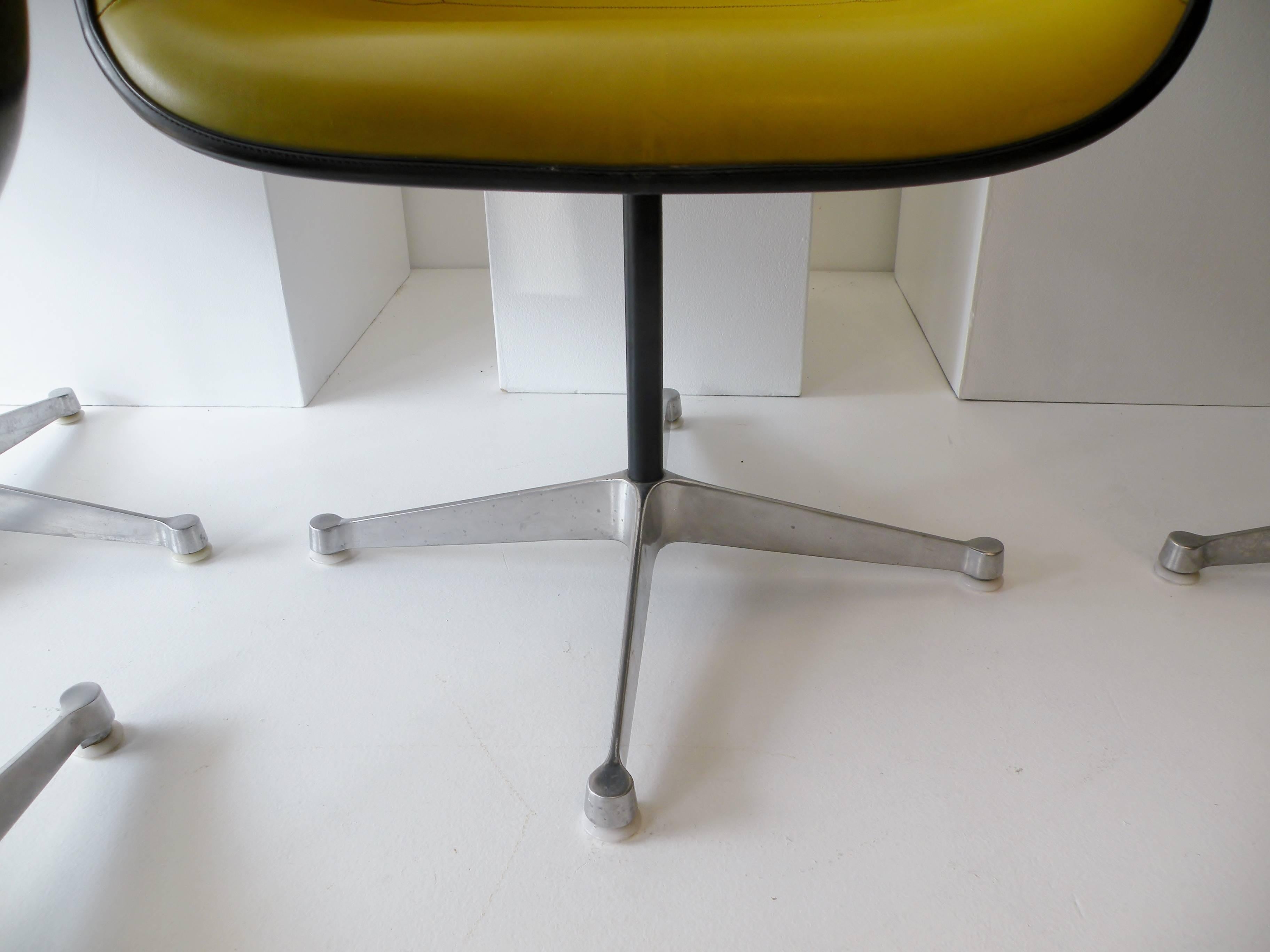 19th Century Charles & Ray Eames Herman Miller Set of Four Aluminum Group Shell Armchairs For Sale