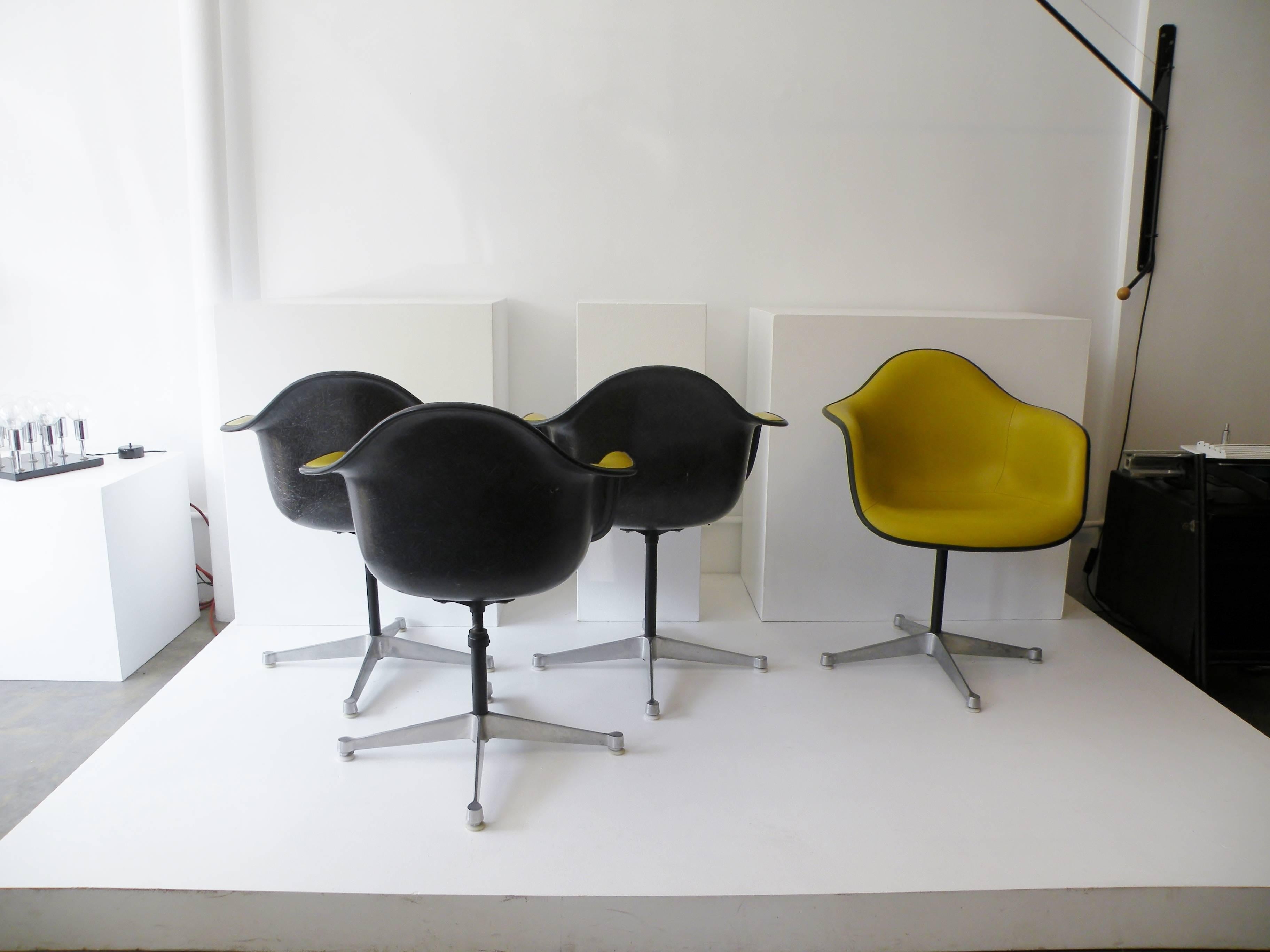 Charles & Ray Eames Herman Miller Set of Four Aluminum Group Shell Armchairs For Sale 1