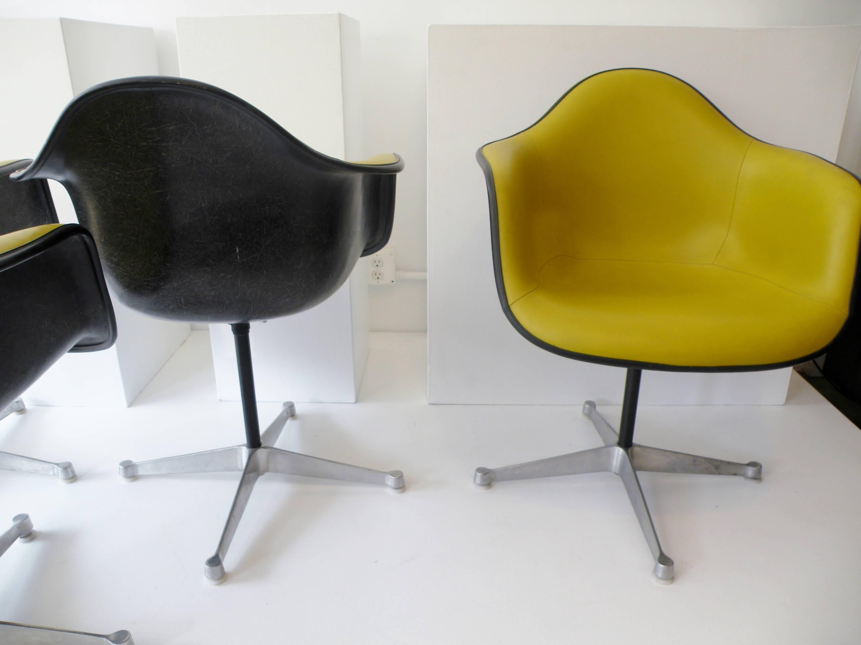 Charles & Ray Eames Herman Miller Set of Four Aluminum Group Shell Armchairs For Sale 2