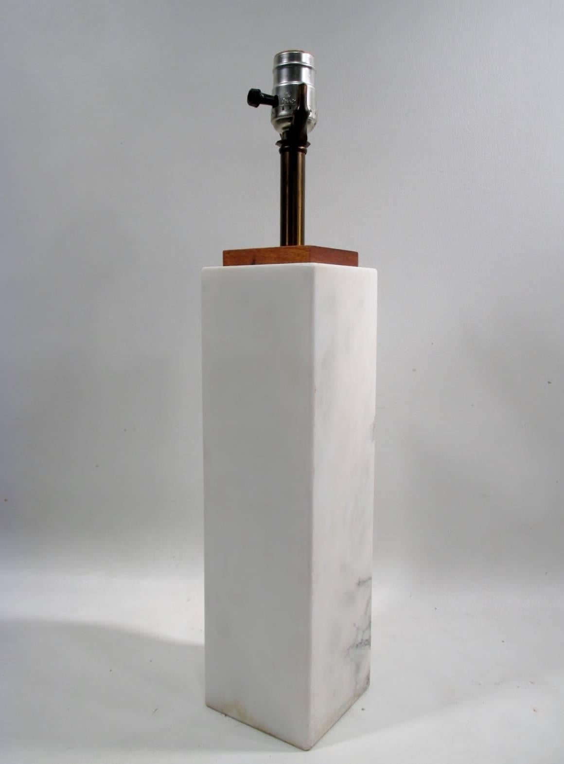 Iconic early 1950s white travertine marble table lamp designed by T.H. Robsjohn-Gibbings. Manufactured by George Hanson lighting in various materials, this example with oak and brass fittings. It is renowned that this lamp design was favoured by