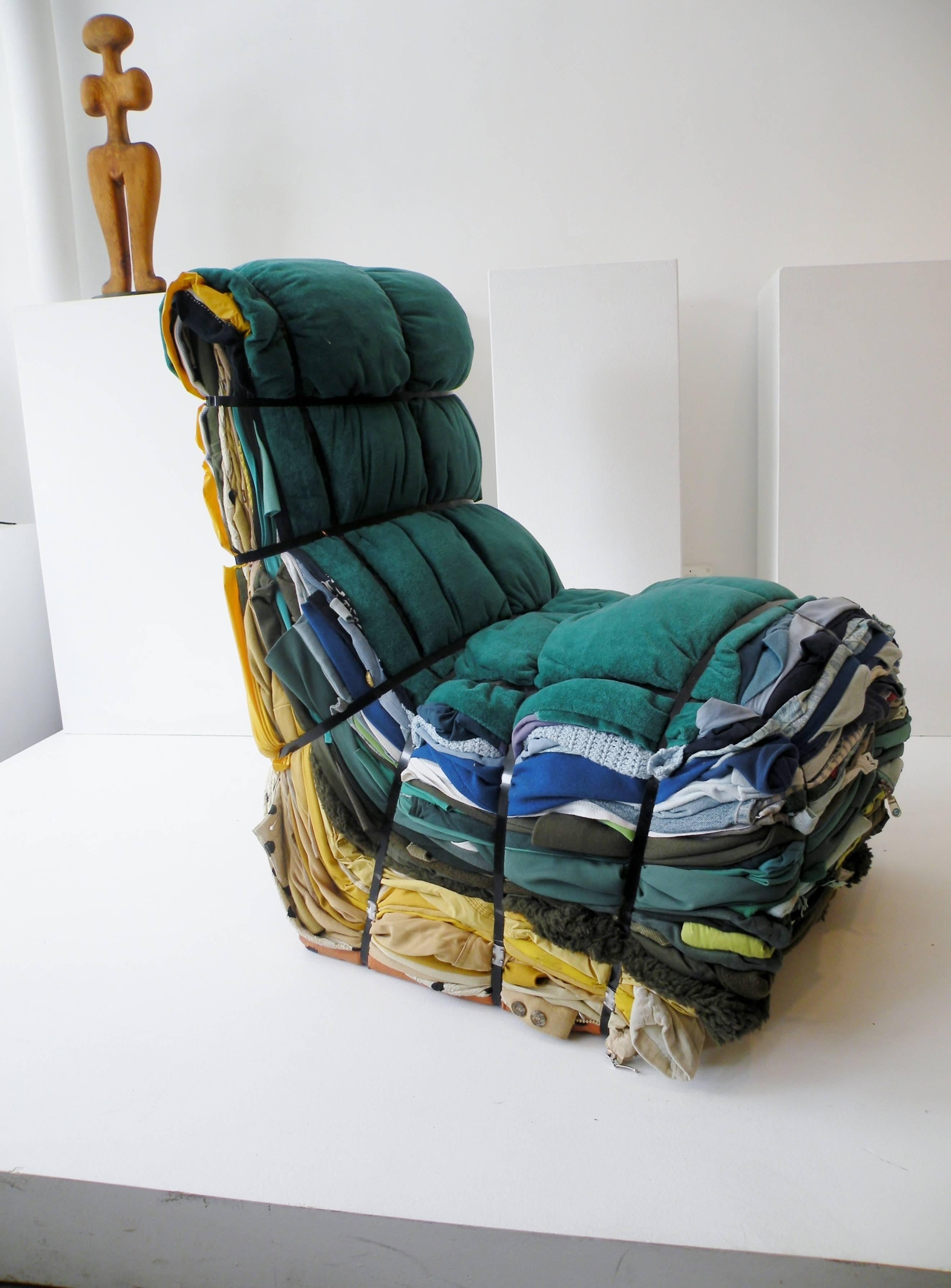 Tejo Remy (Néerlandais, né en 1960) a conçu une chaise en chiffon pour Droog design et l'a produite en 1991. Design iconique, chaque pièce est fabriquée individuellement à la main à partir de plus de 100 livres de chiffons de vêtements liés par des