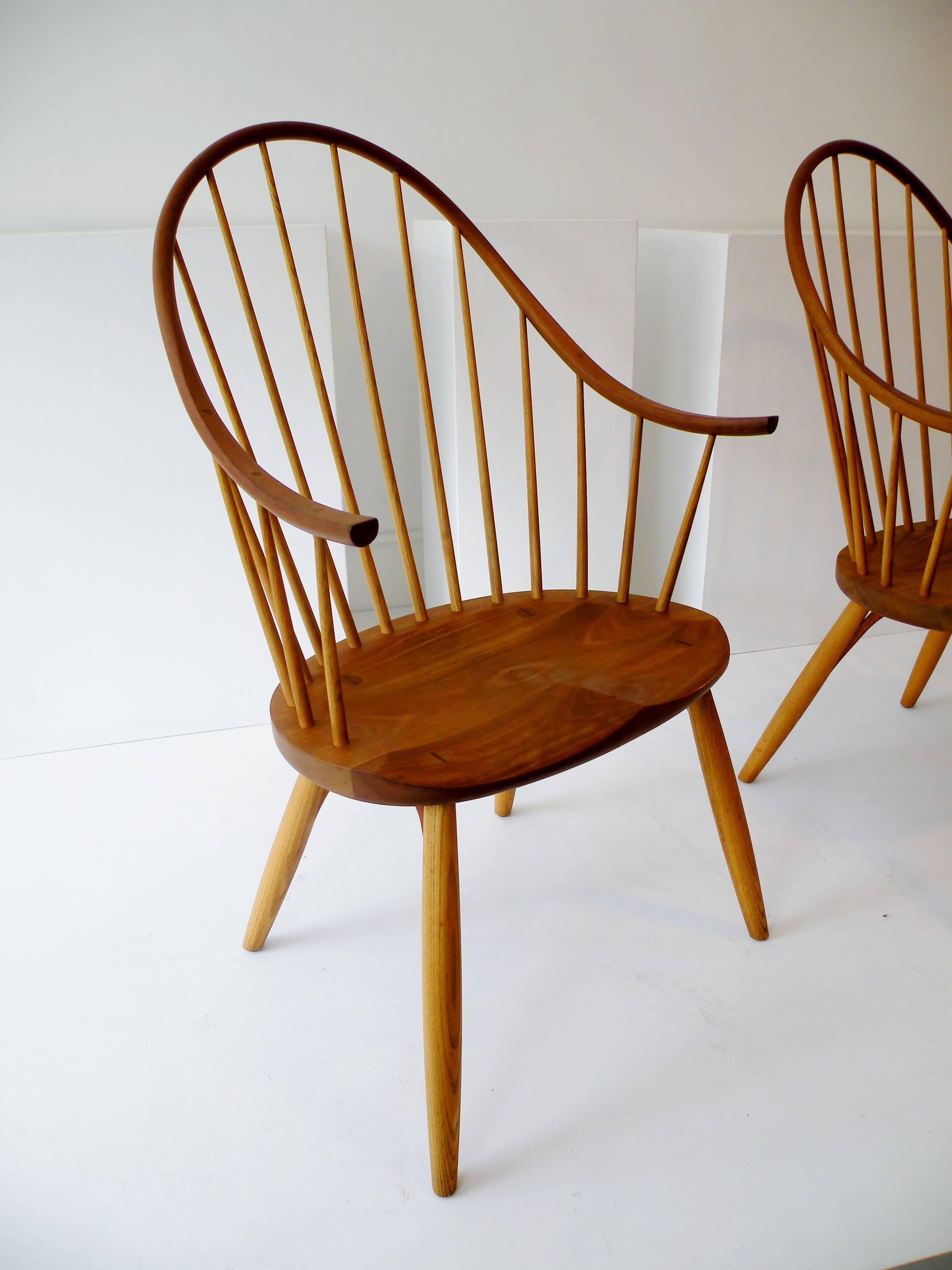 Hand-Crafted Pair of Thomas Moser Continuous Arm Windsor Dining Chairs