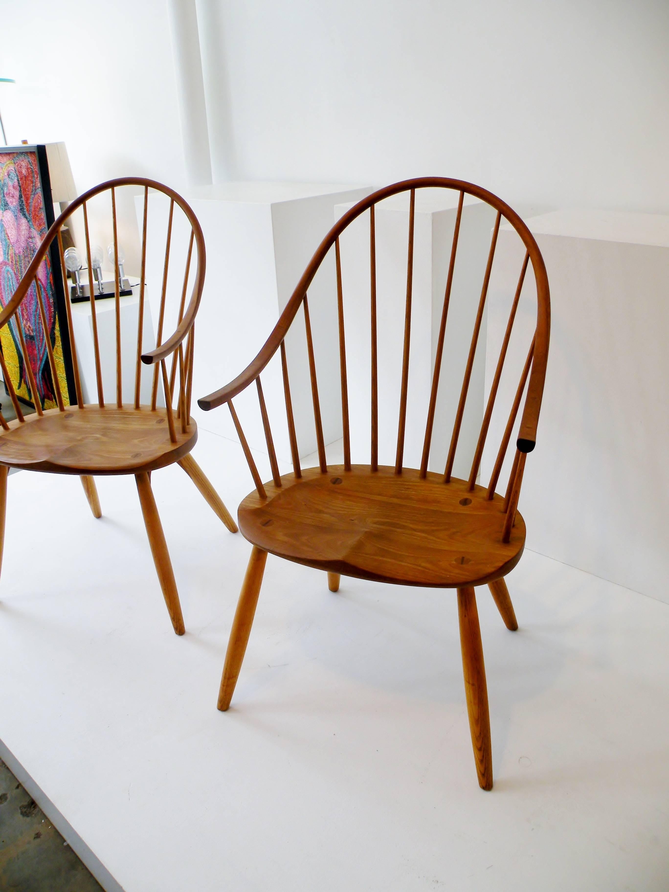 American Pair of Thomas Moser Continuous Arm Windsor Dining Chairs