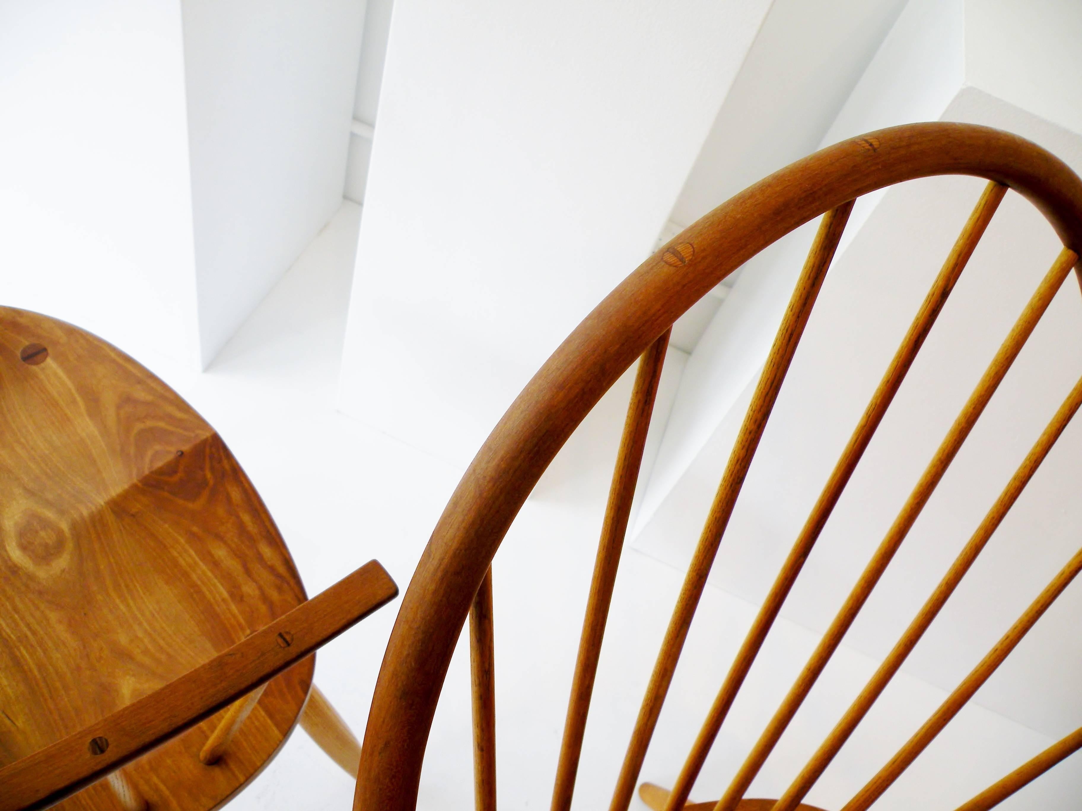 Late 20th Century Pair of Thomas Moser Continuous Arm Windsor Dining Chairs