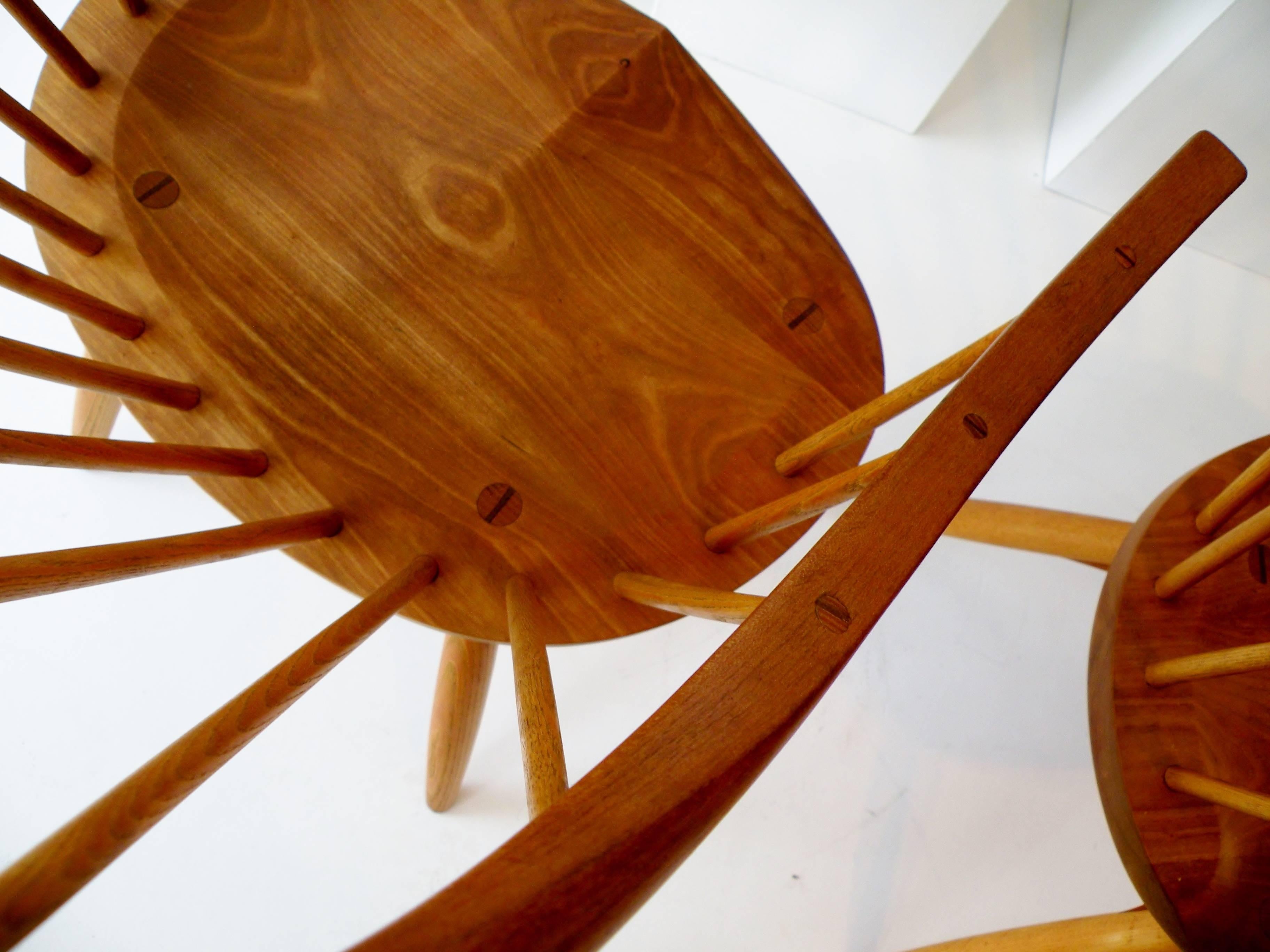 Pair of Thomas Moser Continuous Arm Windsor Dining Chairs In Good Condition In Denver, CO