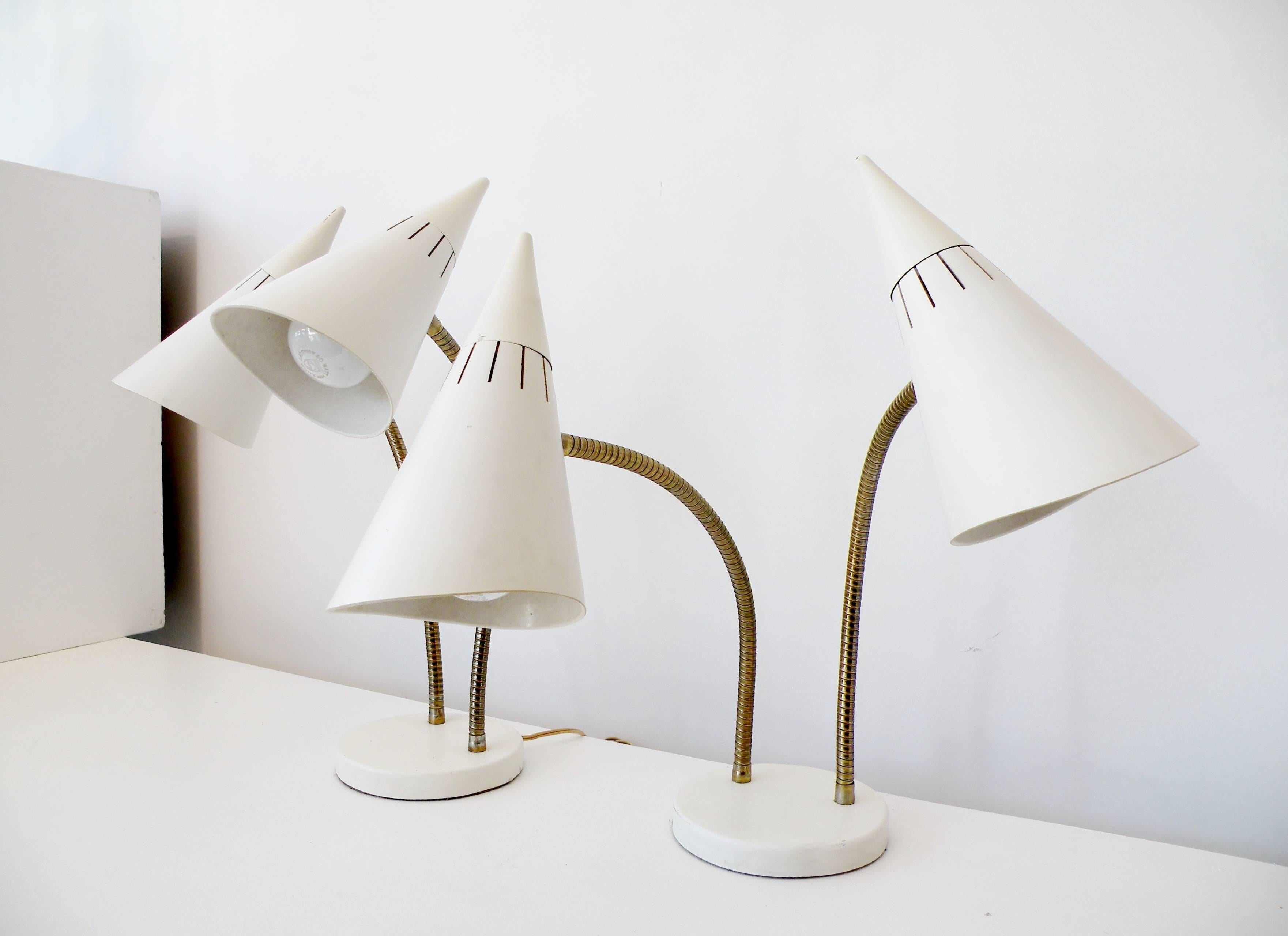 Iconic pair of double cone gooseneck mid-century lamps designed by Gerald Thurston for Lightolier for table, desk, bedside or task lighting. 

White surface finish, fiberglass cone shades and brass fittings. With 6