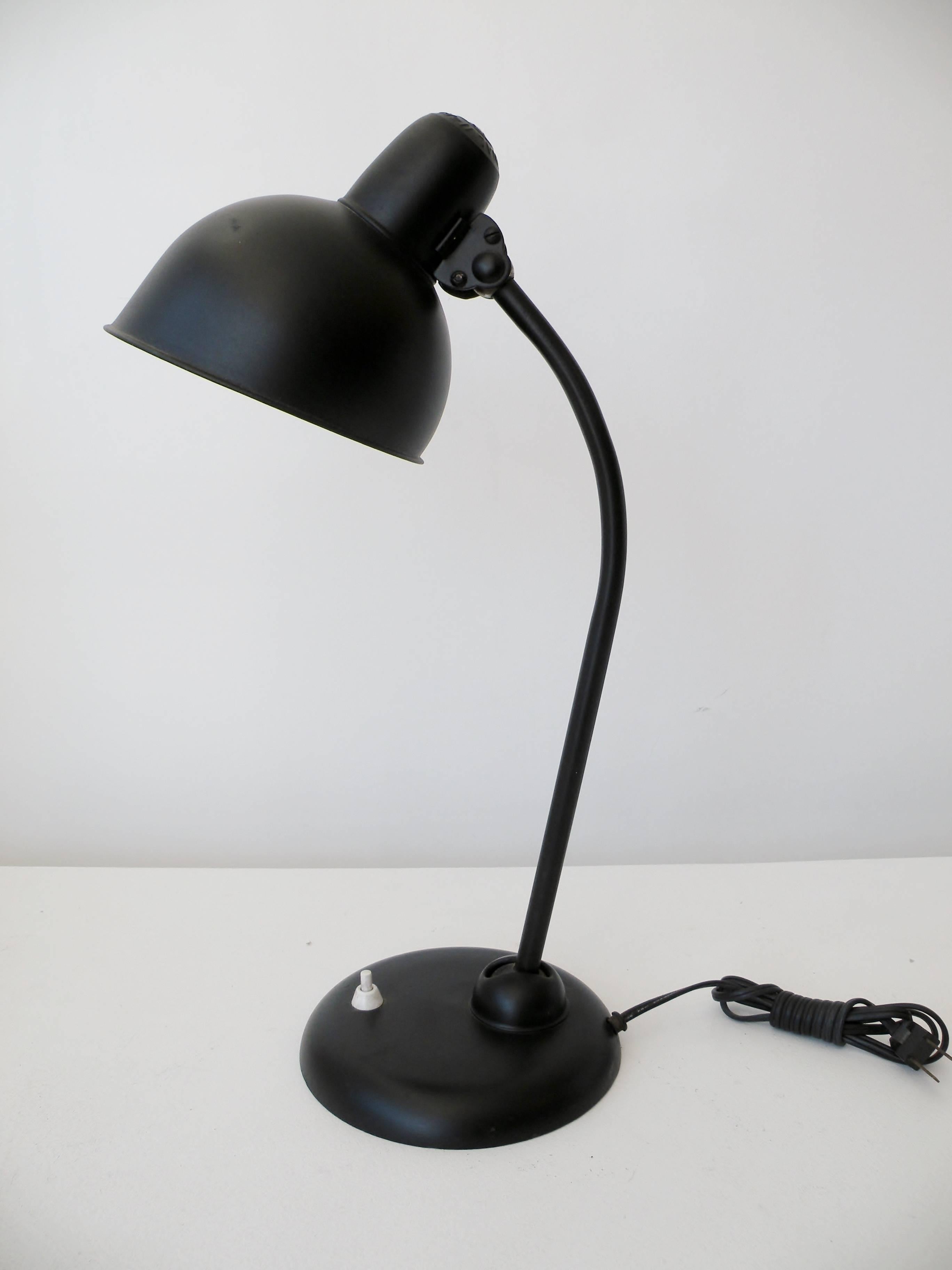 Christian Dell designed adjustable desk lamp for Kaiser Dell while at the Bauhaus. A classic design made in Germany with an old repaint restoration.
