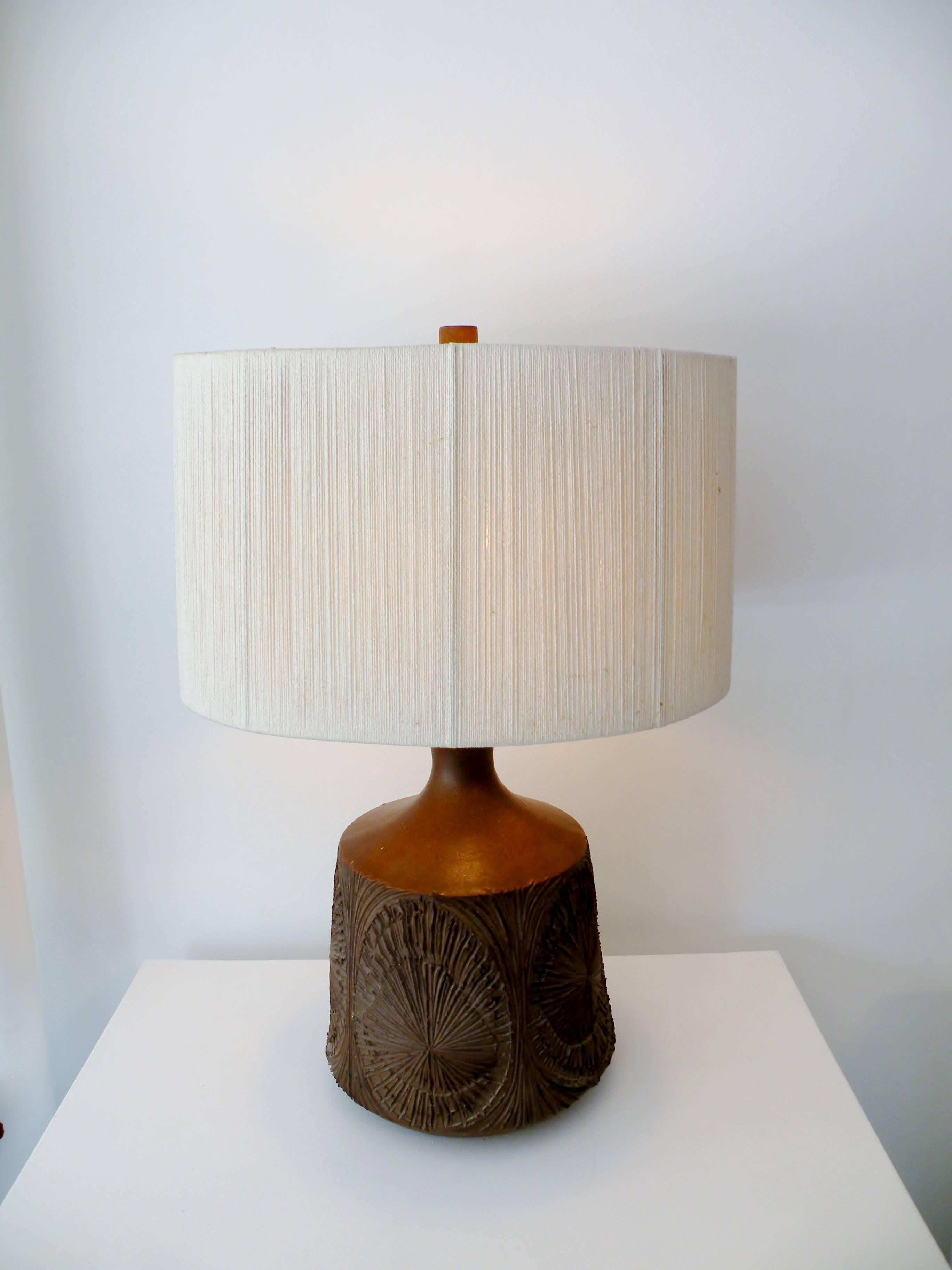 Striking Mid-Century David Cressey & Robert Maxwell sgraffito decorated studio art pottery table lamp from their workshop, Earthgender. Body of lamp measures 15