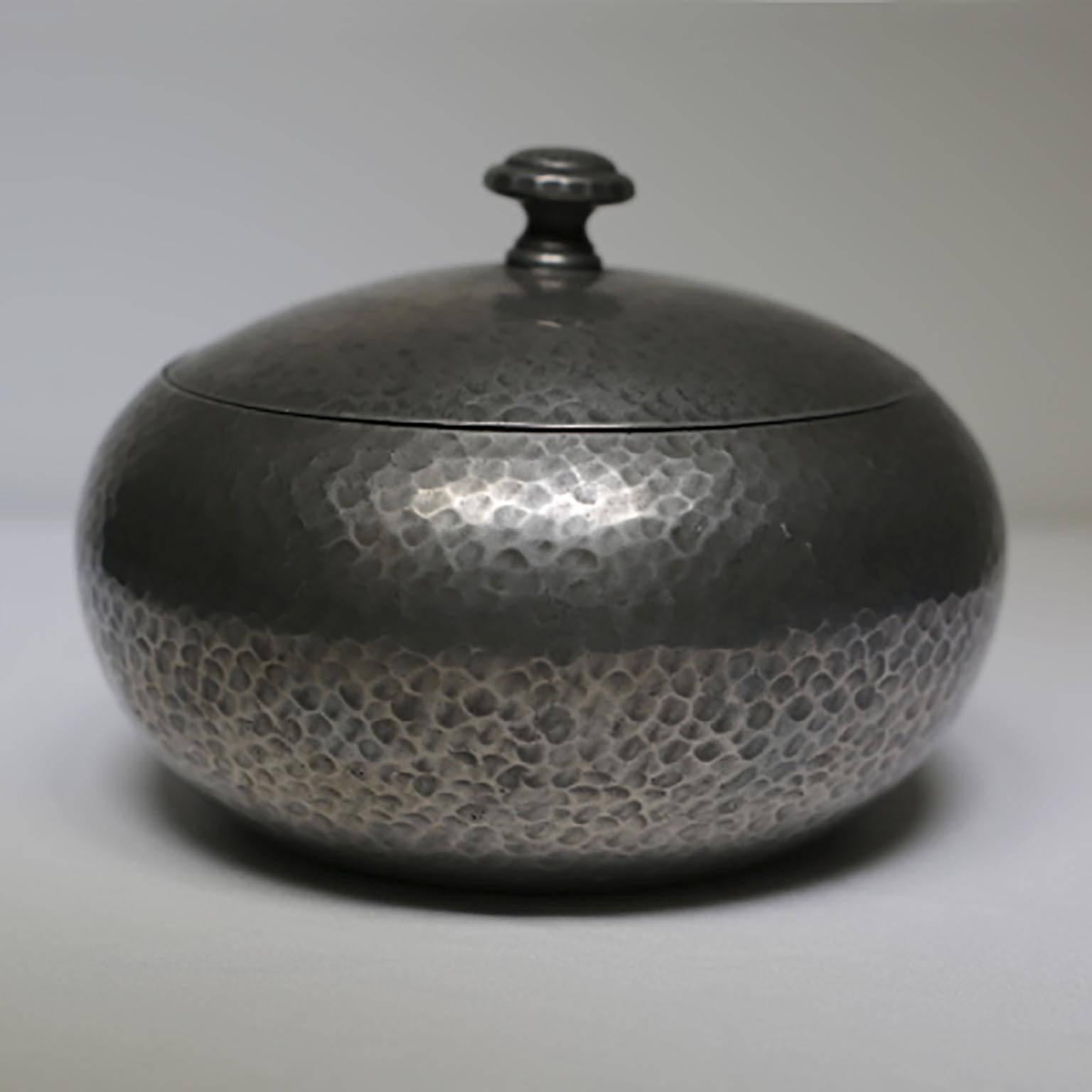 Hammered pewter tobacco jar stamped "Dunhill Sheffield England Cornish Pewter", circa 1940s.