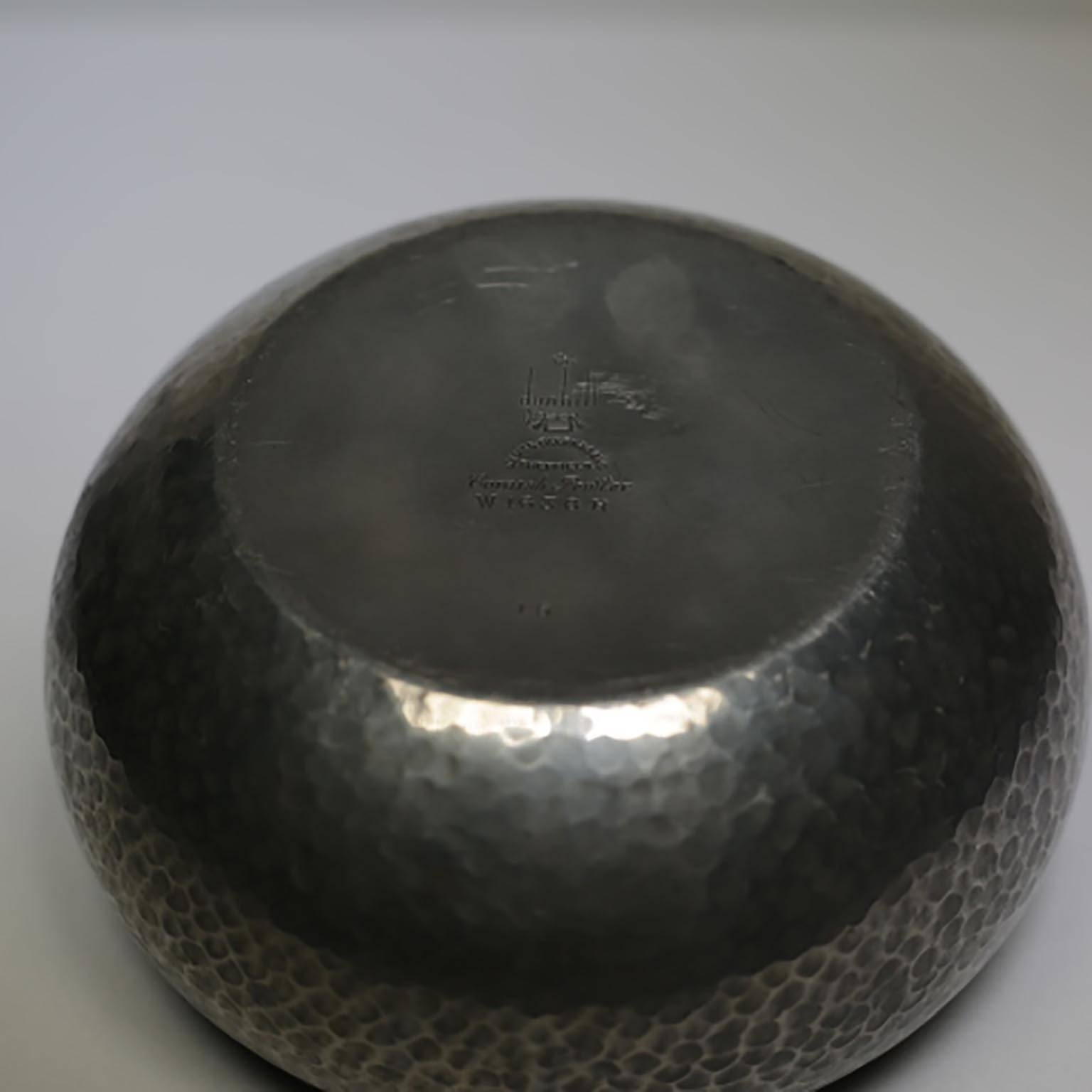 English Early 20th Century Hammered Pewter Tobacco Jar, circa 1940s