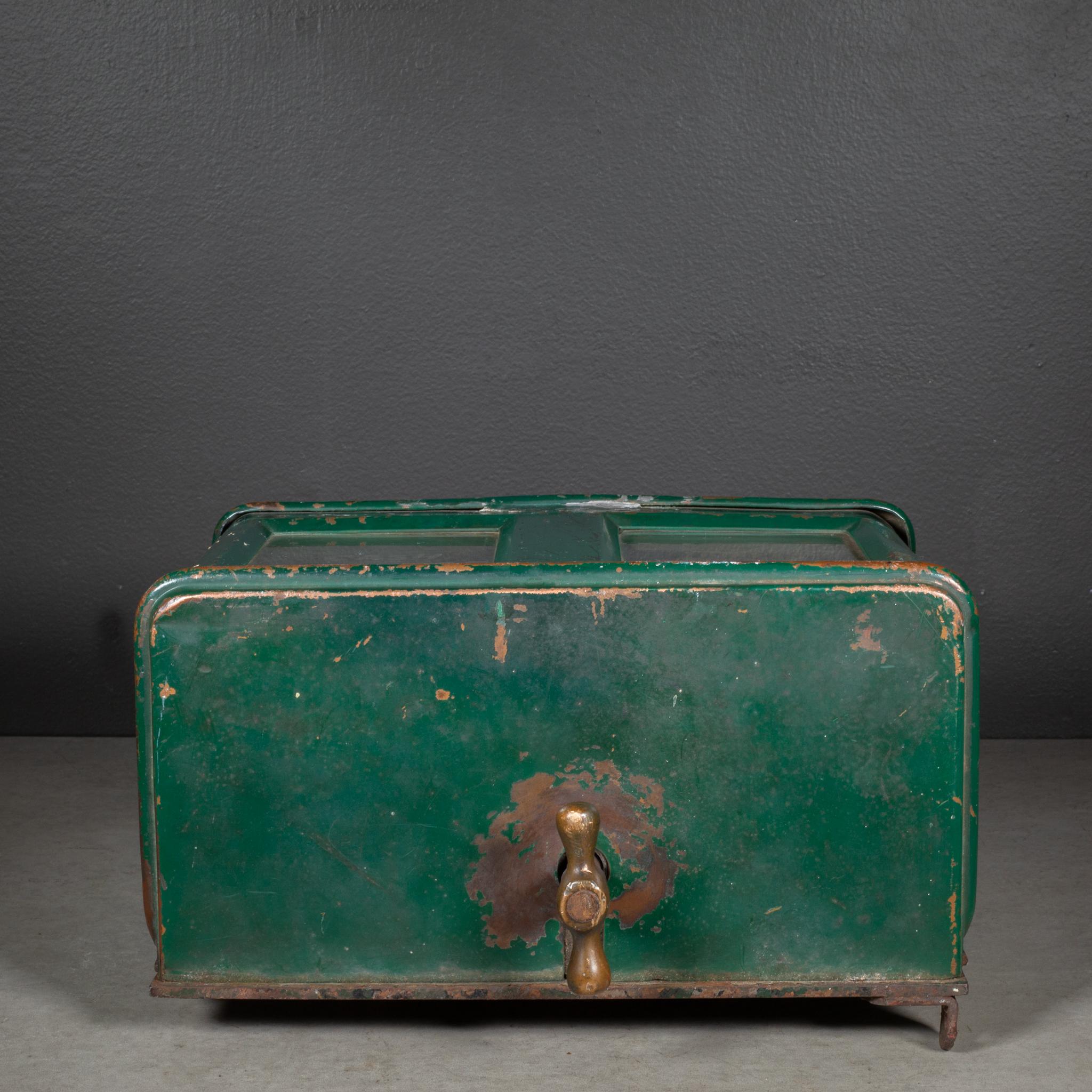 À PROPOS DE

Ancien comptoir de caisse enregistreuse en acier avec l'étiquette originale du fabricant à l'intérieur. Double fenêtre avec 