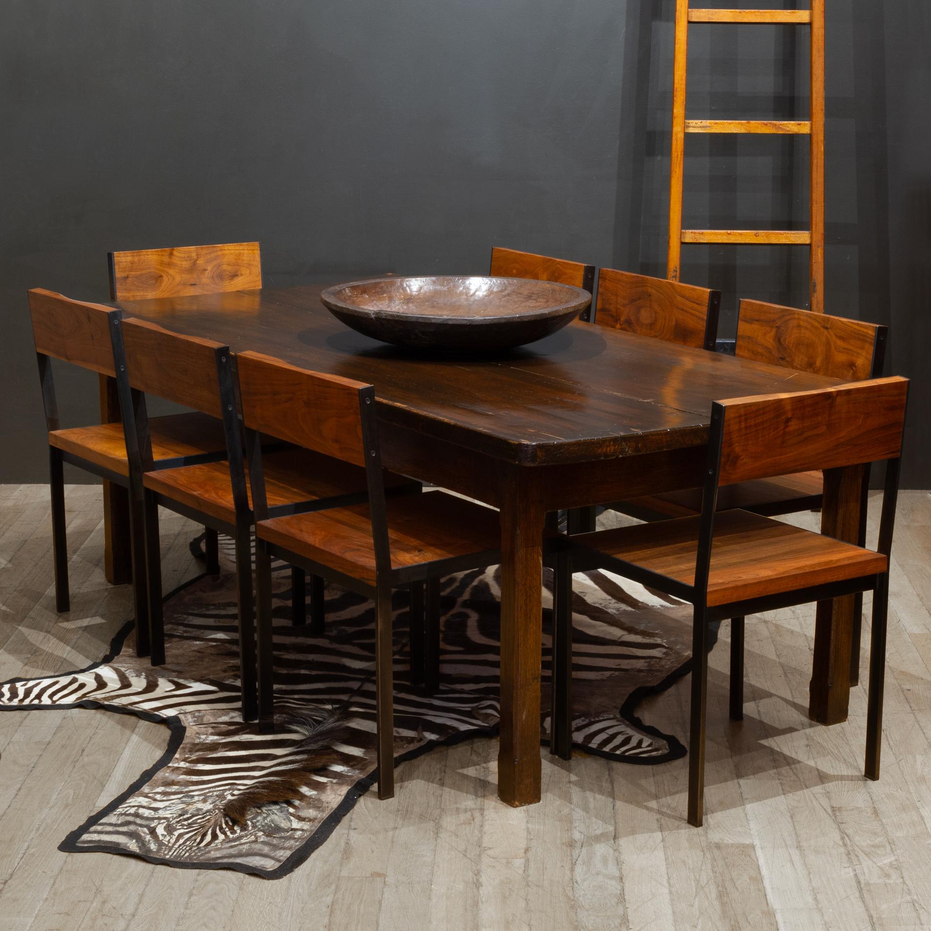 À PROPOS DE

Une table de ferme rustique et primitive. Pattes rainurées. Le plateau est constitué de deux larges planches de bois et d'une très grande épaisseur de 1,75 pouces. Les chevilles sont visibles sur le dessus et sur les quatre pieds. La