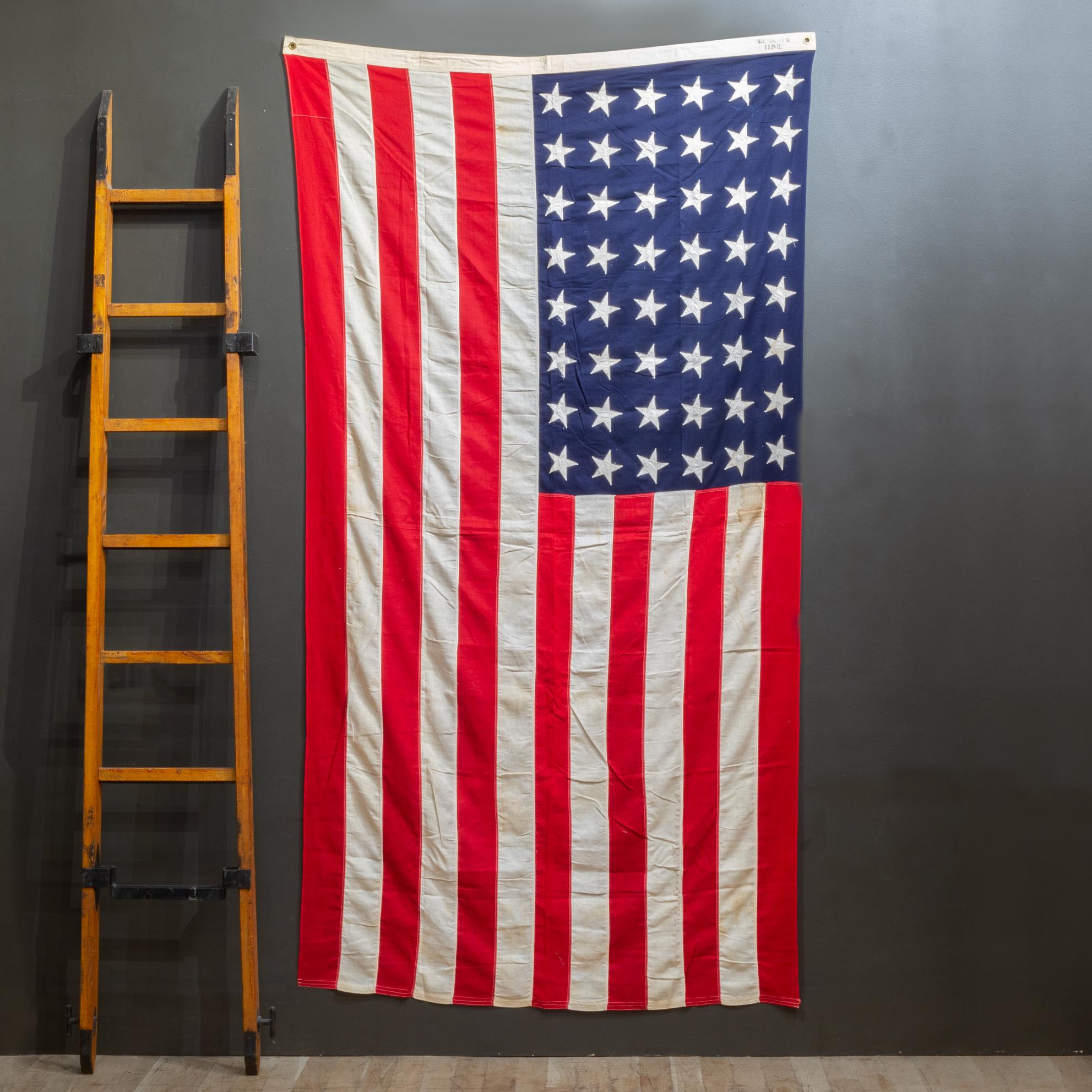 À PROPOS DE

Un grand drapeau américain cousu à la main, composé de 48 étoiles et rayures cousues à la main, avec des œillets en laiton pour le suspendre. 

    CRÉATEUR Valley Forge Flag Co. 
    A.I.C. c.1940-1950.
    MATÉRIAUX ET TECHNIQUES Lin,