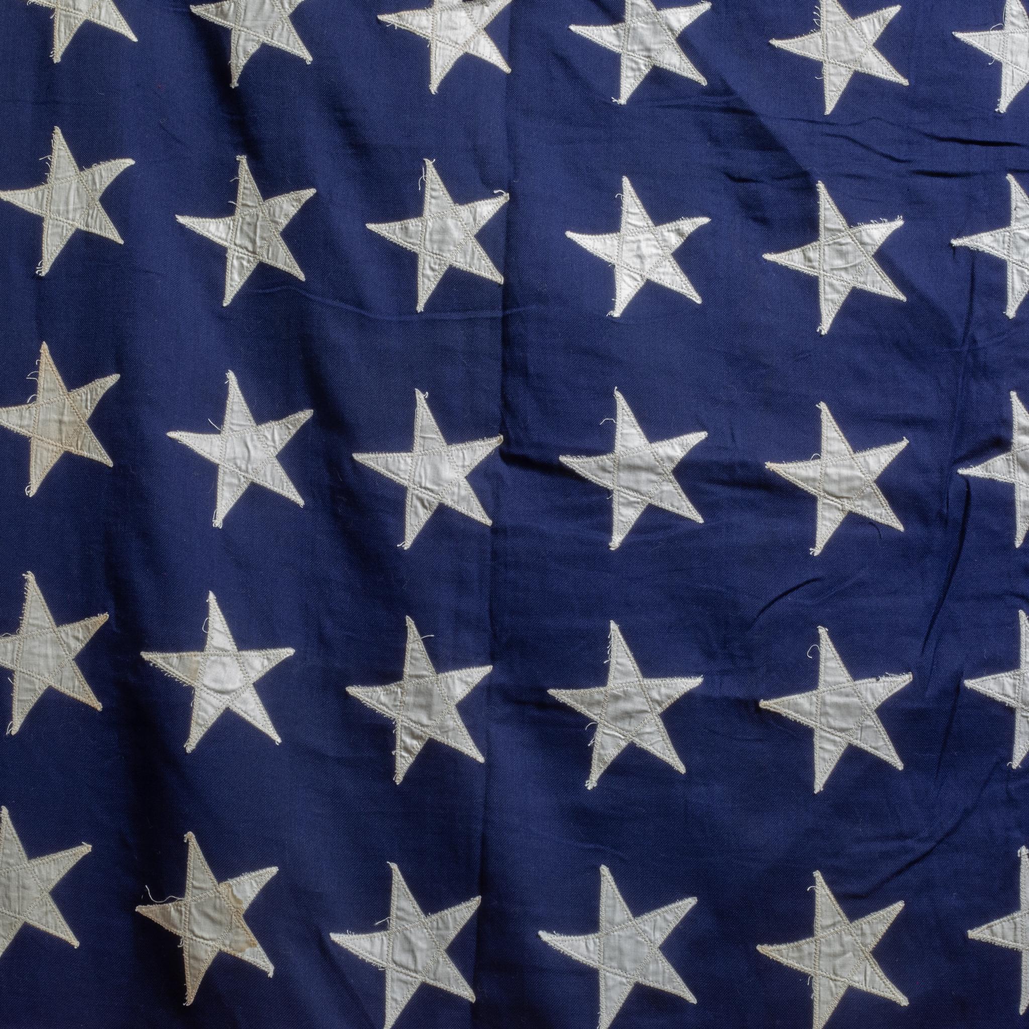 Grand drapeau américain cousu à la main avec 48 étoiles c.1940-1950 Bon état - En vente à San Francisco, CA