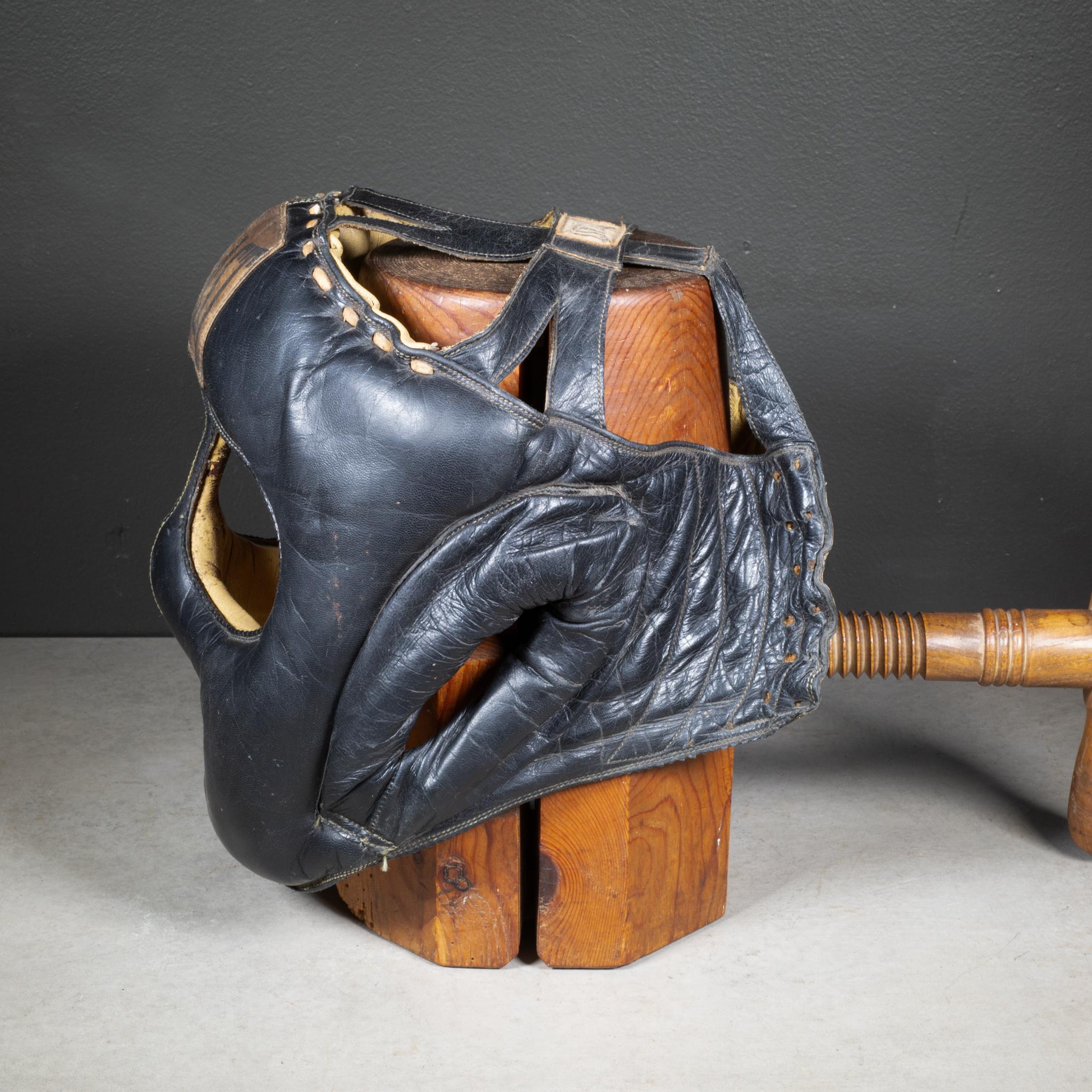 CIRCA  

Una rara maschera da boxe antica in stile boia in pelle intera. Progettato per proteggere chi lo indossa durante gli allenamenti più intensi, il copricapo ha una struttura interna in metallo. In pelle spessa, splendidamente usurata, con due