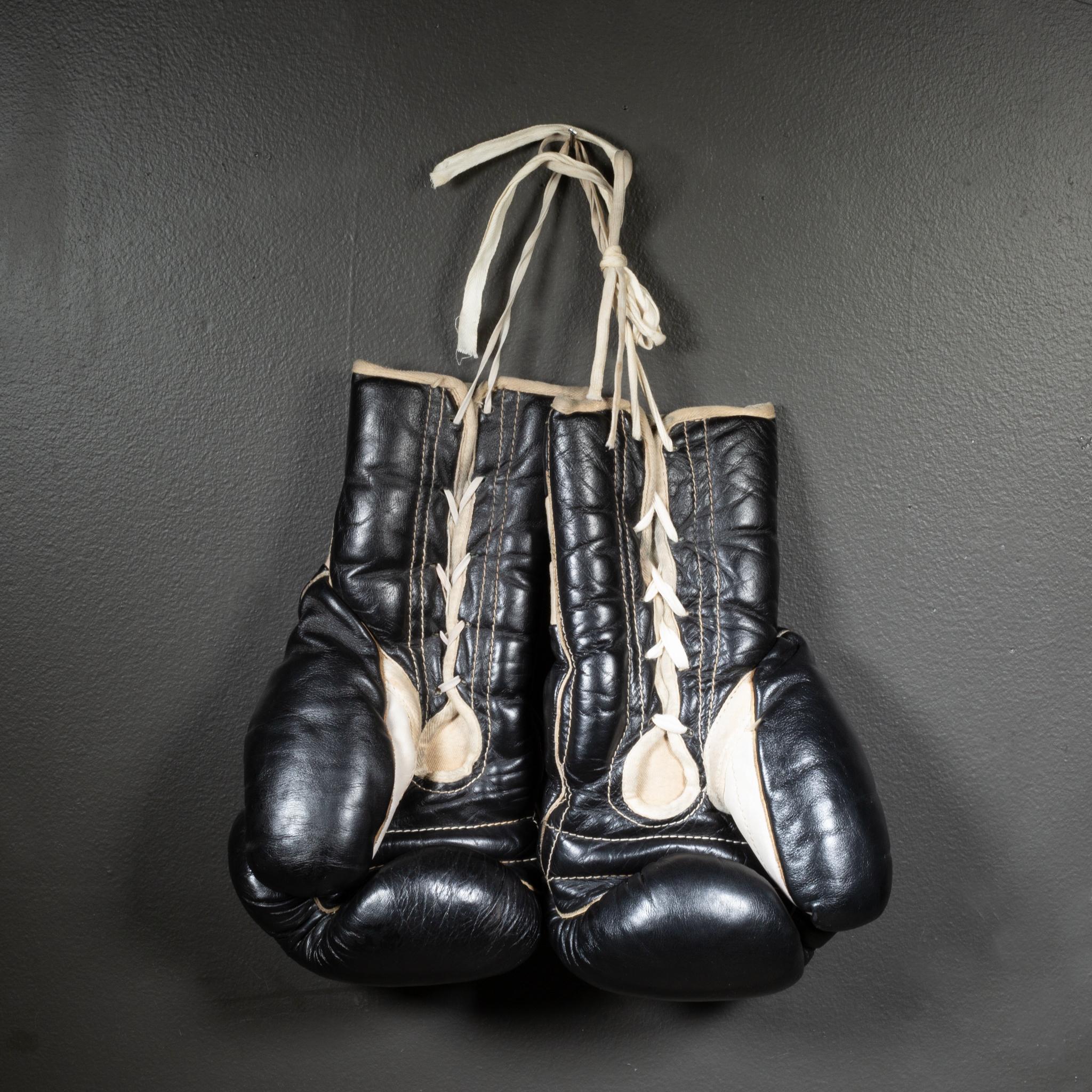 CIRCA

Rari guantoni da boxe Ray Flore in pelle nera con pollici in pelle bianca. Etichetta originale di Ray Flore e corde originali del cassetto. Riempito di peli di cavallo. La pelle è molto morbida e in buone condizioni. 

    CREATORE Ray Flore,