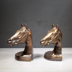Sujetalibros con forma de cabeza de caballo chapados en bronce, diseñados por Gladys Brown para Dodge Inc., 1946