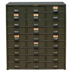 Antique Hobart Cabinet Co. Armario de farmacia industrial de acero, hacia 1930