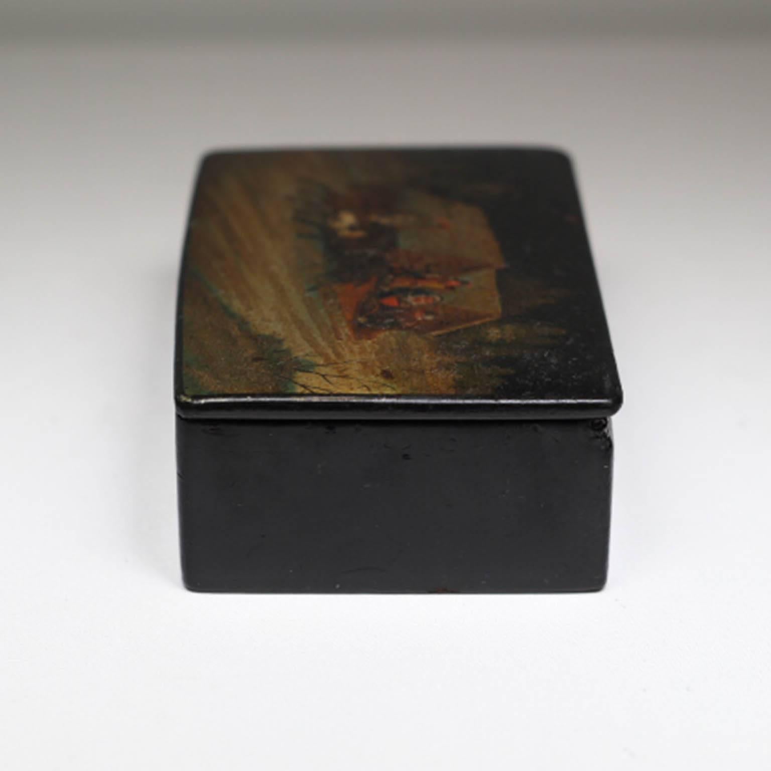 Early 20th Century Hand-Painted Russian Lacquered Box, circa 1910 1